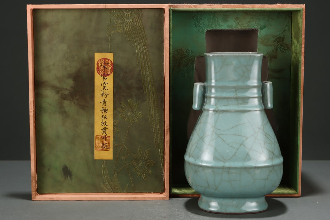 An Exquisite Guan yao Celadon Glazed Double-Ears Vase: An Exquisite Guan yao Celadon Glazed Double-Ears Vase,Song Dynasty, China,Size:9.3inx5.8in,官窑青釉双耳瓶,中国宋代