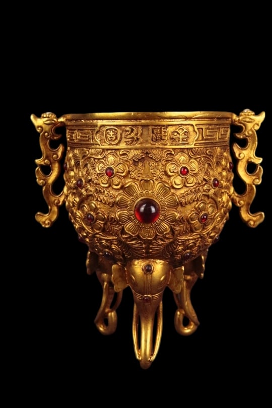 An Exquisite Gilt Bronze Flower Pattern Cup,Inlaid Gems: An Exquisite Gilt Bronze Flower Pattern Cup,Inlaid Gems,Qing Dynasty,China,Size:6.3inx4.7inx6.9in,Weight:1457g,铜鎏金花卉纹杯,嵌宝石,中