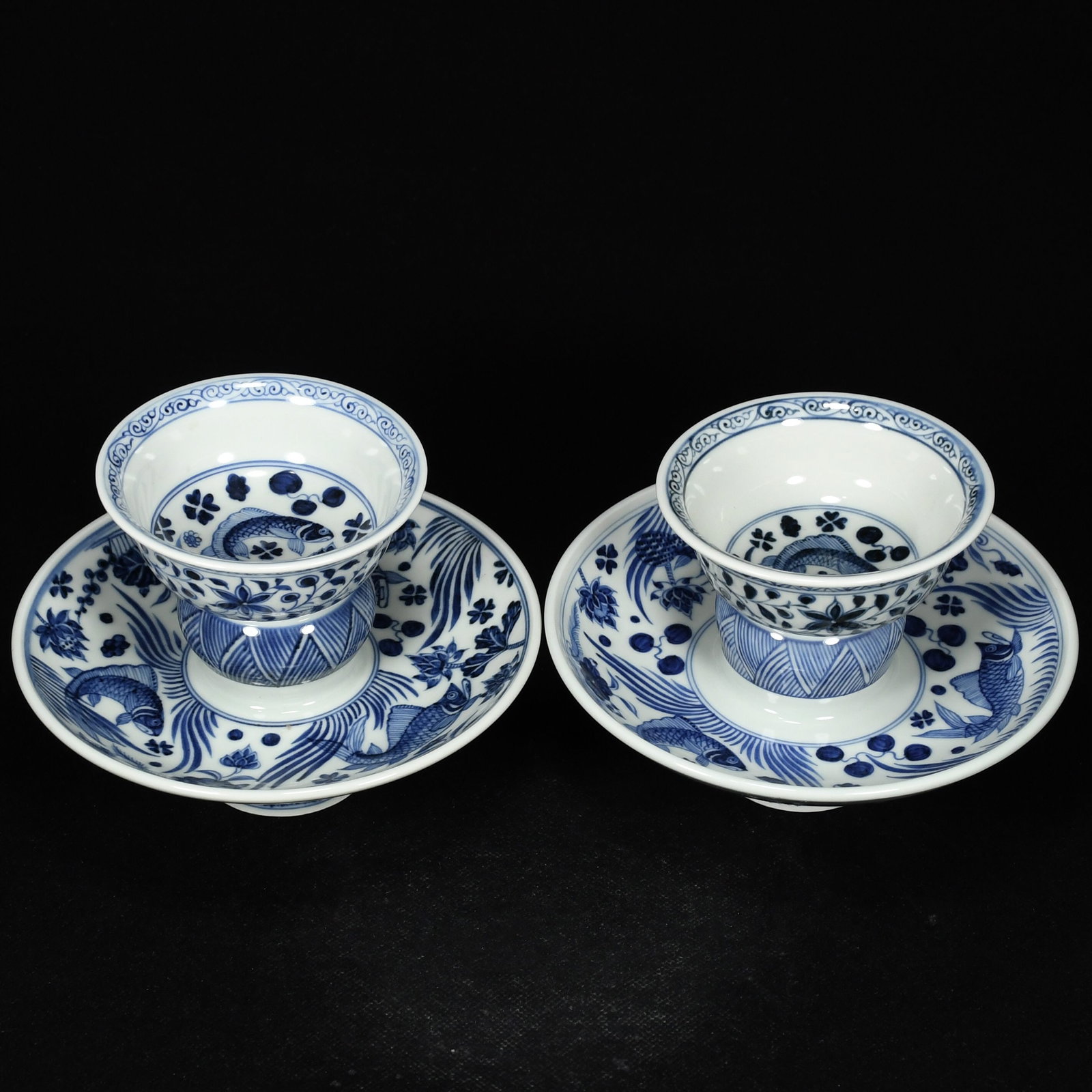 A Pair of Blue and White Hornwort Pattern Cups (1 of 9)