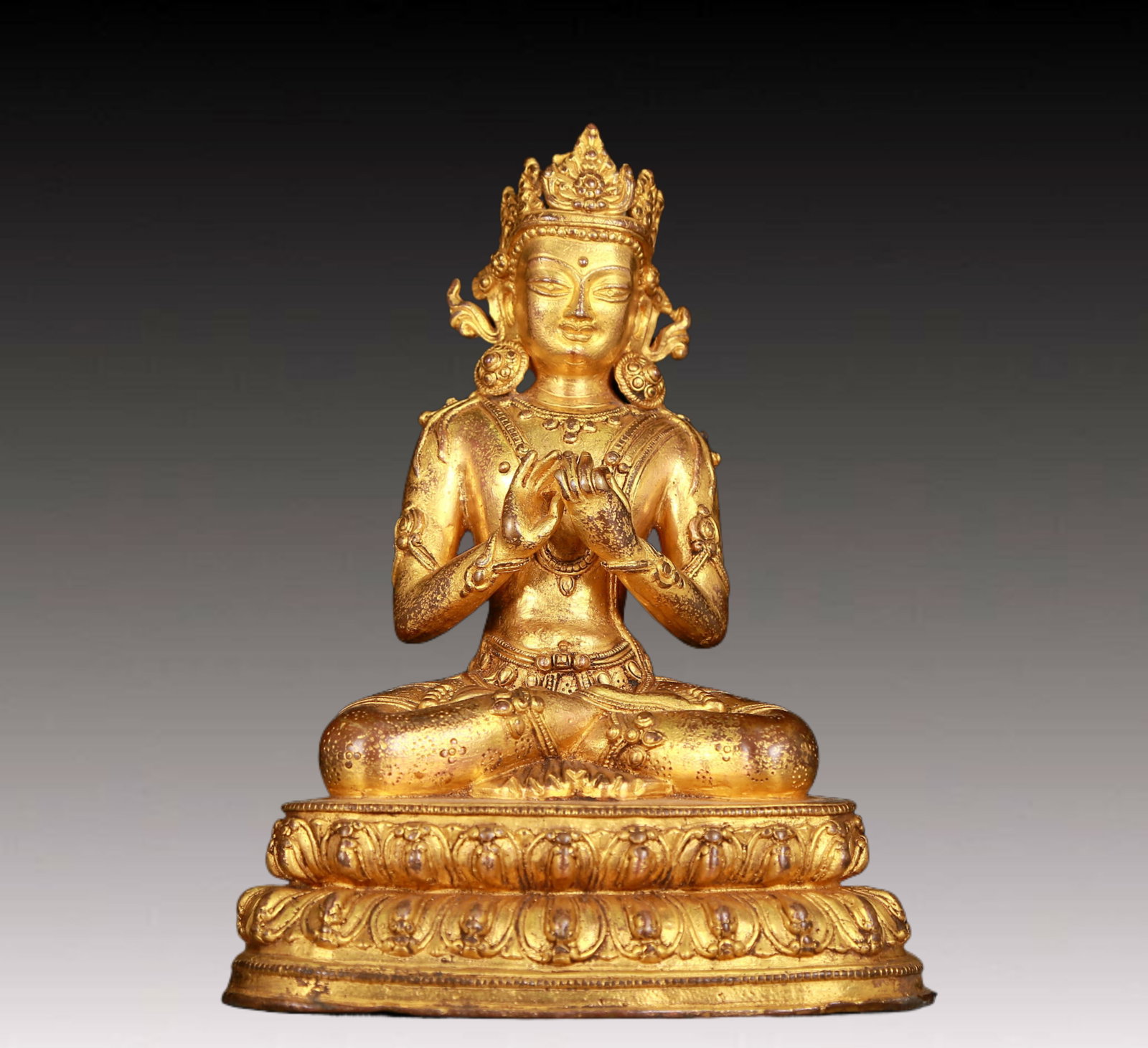 An exquisite gilt bronze statue of Guanyin: An exquisite gilt bronze statue of Guanyin,Ming Dynasty,China. Guanyin has a graceful posture and an expression of compassion and wisdom. Guanyin's gestures often have special meanings and are called 