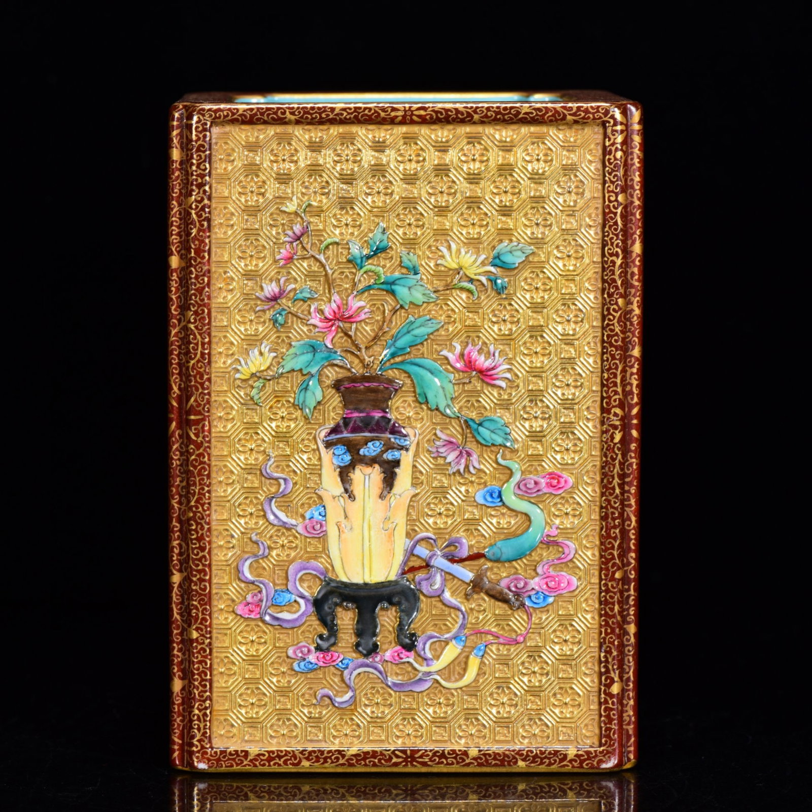 An Exquisite Enamel Painted Gold Flower Pattern Brush Pot: An Exquisite Enamel Painted Gold Flower Pattern Brush Pot,Qing Dynasty,China,with Qianlong Six-character Mark,Size:5.9inx3.9in,珐琅彩描金花卉纹笔&