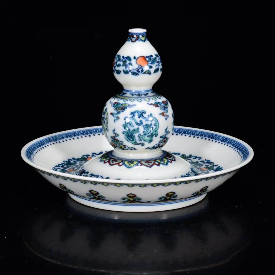 An Exquisite Doucai Bats and Peach Pattern Oil lamp: An Exquisite Doucai Bats and Peach Pattern Oil lamp,Qing Dynasty,China,with Qianlong Six-character Mark,Size:5.9inx8.3in,斗彩福寿纹油灯,中国଀