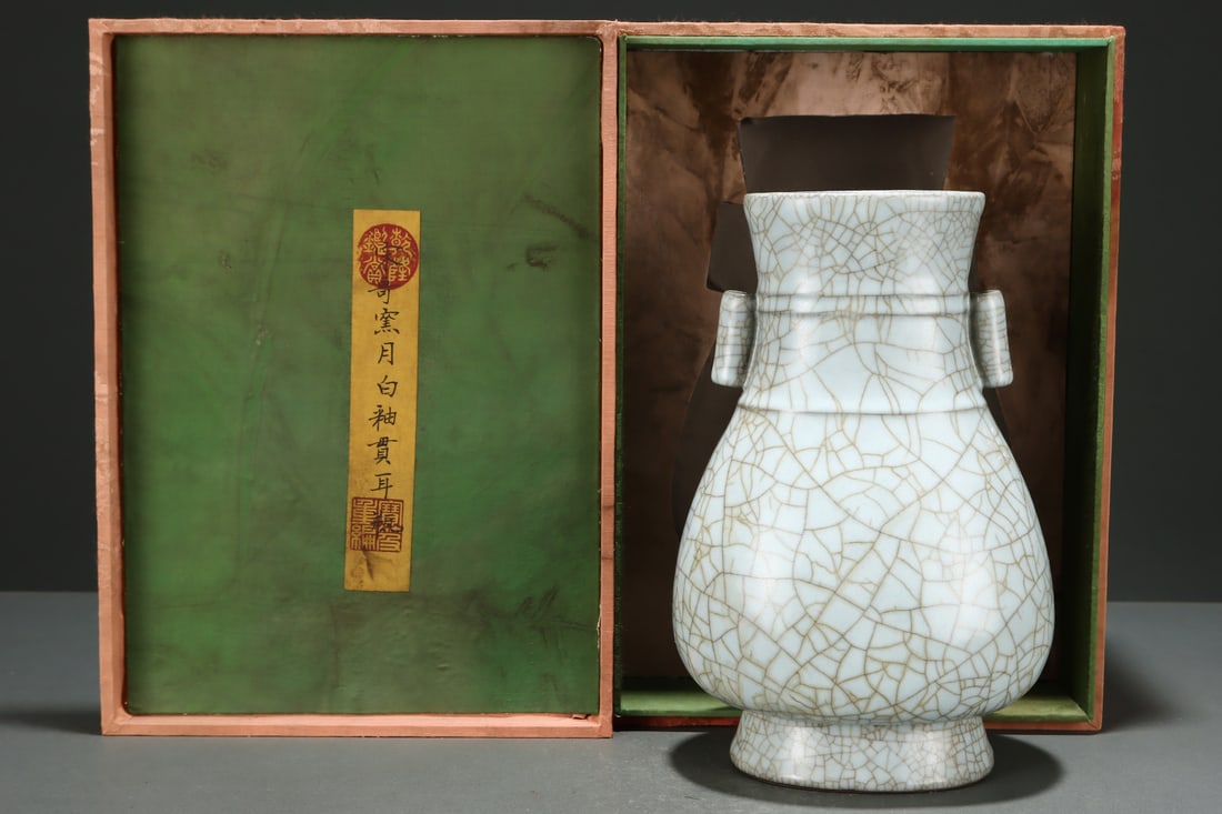 An Exquisite Ge yao White Glazed Double-Ears Vase: An Exquisite Ge yao White Glazed Double-Ears Vase,Song Dynasty, China,Size:9.8inx6.3in,哥窑白釉双耳瓶,中国宋代
