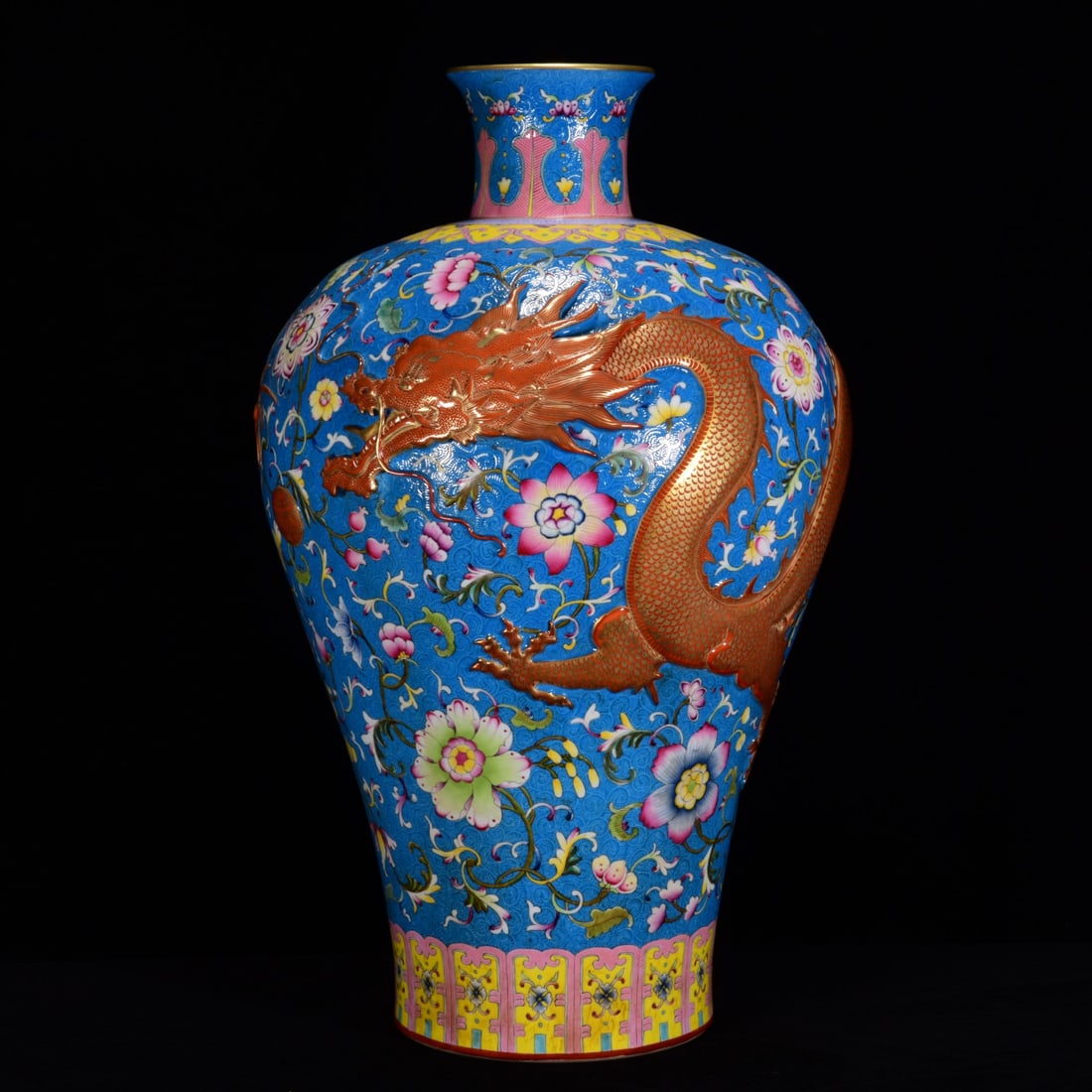 An Exquisite Famille-Rose Dragon Pattern Flower Pattern Painted Gold Vase: An Exquisite Famille-Rose Dragon Pattern Flower Pattern Painted Gold Vase,Qing Dynasty,China,with Qianlong Four-character Mark,Size:20.5inx12.2in,粉彩龙纹花卉ಬ