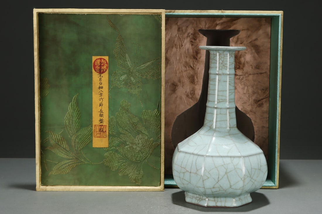 An Exquisite Ge yao White Glazed Vase: An Exquisite Ge yao White Glazed Vase,Song Dynasty, China,Size:10.7inx7.1in,哥窑白釉瓶,中国宋代