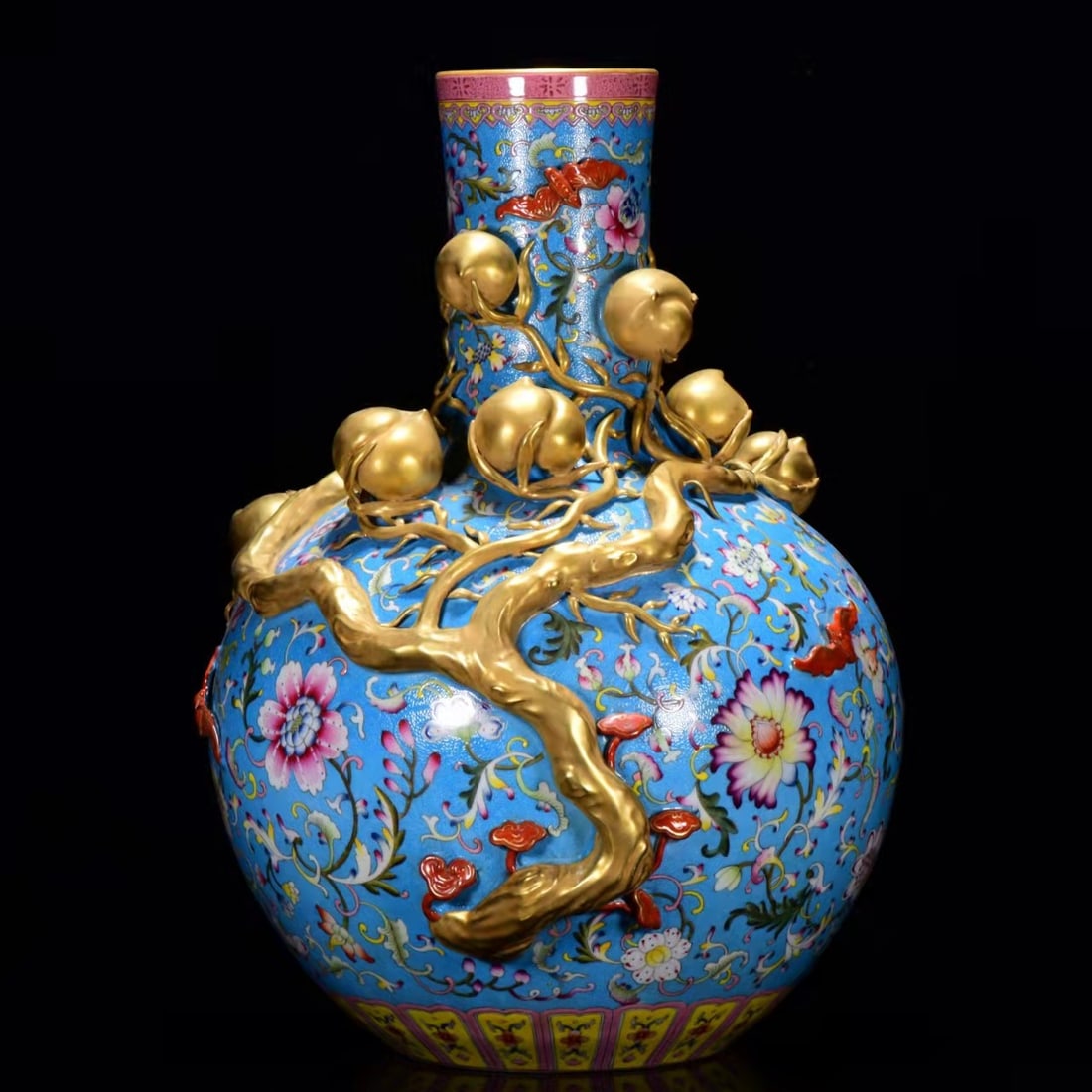 An Exquisite Famille-Rose Flower Pattern Vase (1 of 9)