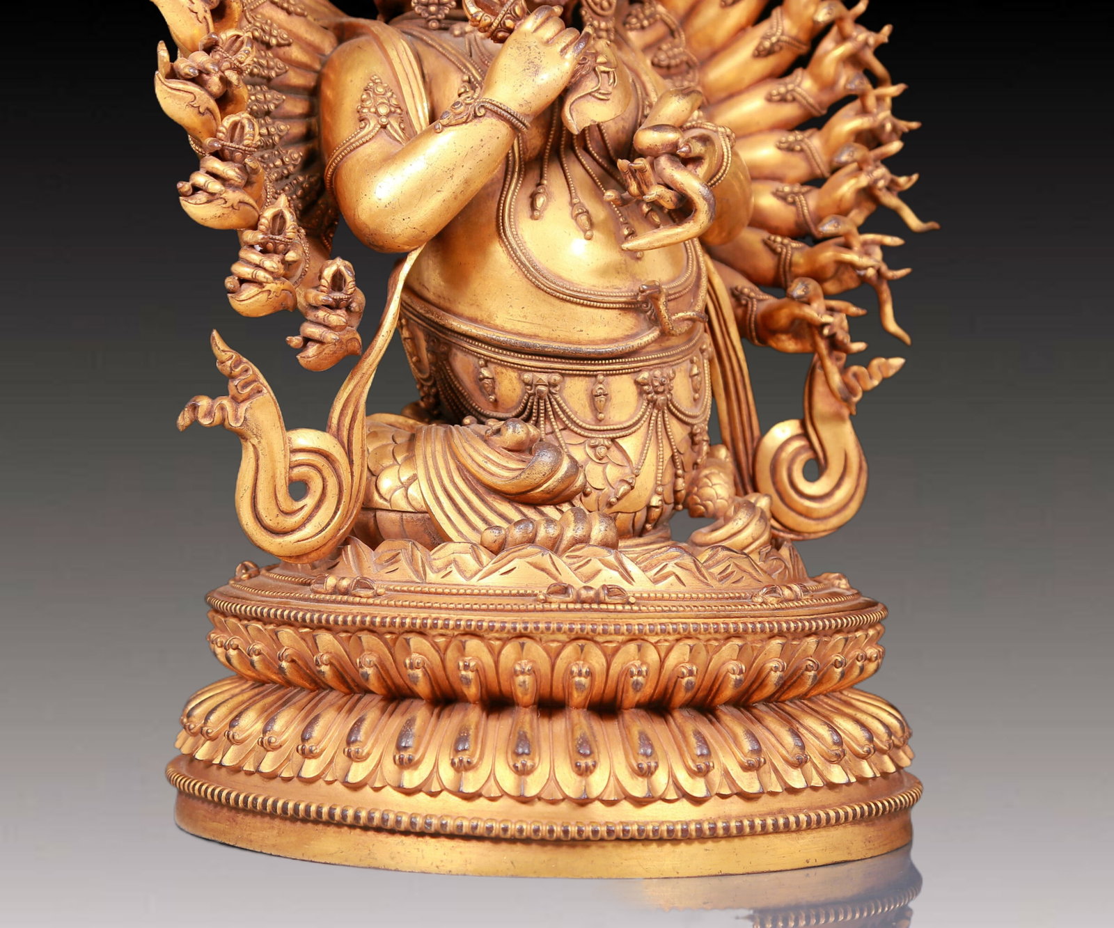 A solemn gilt bronze Vajra statue - 11