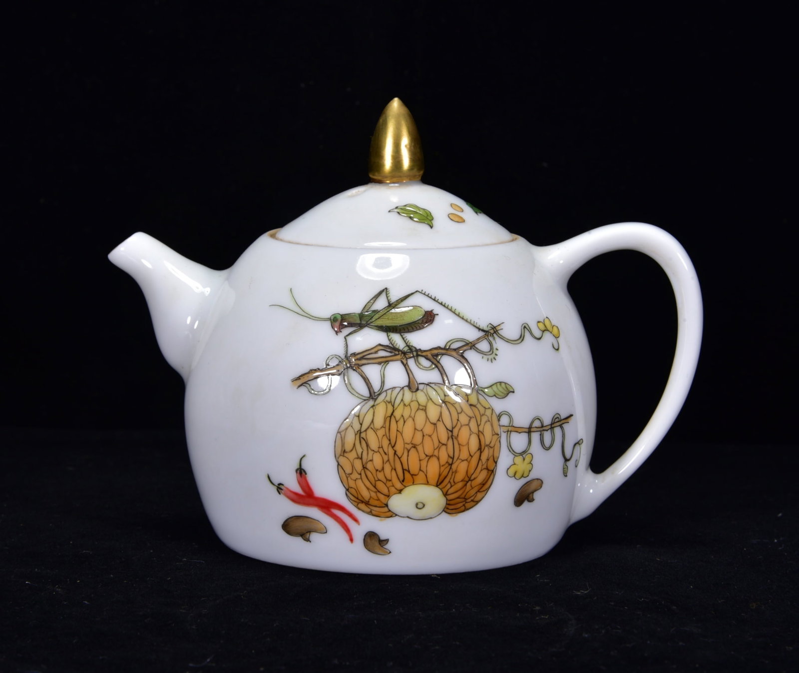 An Exquisite Enamel Vegetables and Fruits Pattern Teapot: An Exquisite Enamel Vegetables and Fruits Pattern Teapot,Qing Dynasty,China,with Yongzheng Four-character Mark,Size:3.9inx4.7in,珐琅彩蔬果纹茶壶,中