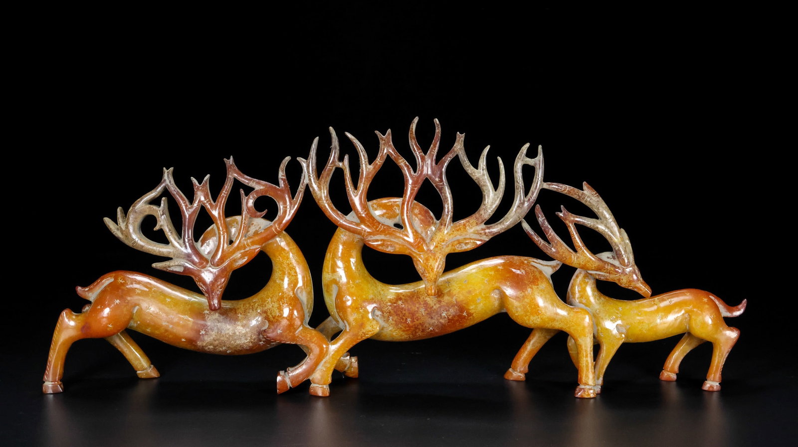 An Exquisite White Jade Sika Deer Ornament: An Exquisite White Jade Sika Deer Ornament,Han Dynasty,China,Size:14.6inx1.6inx5.5in,Weight:940.8g,白玉梅花鹿摆件,中国汉代
