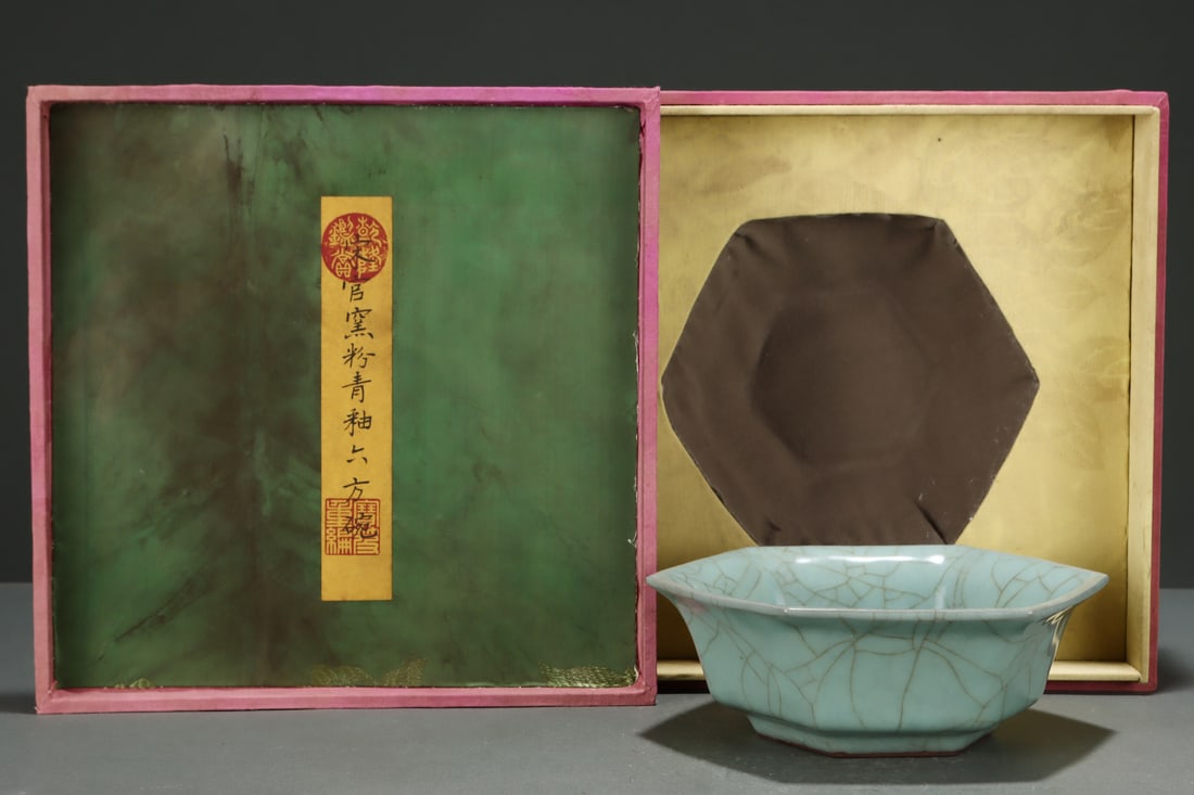 An Exquisite Guan yao Celadon Glazed Bowl: An Exquisite Guan yao Celadon Glazed Bowl,Song Dynasty, China,Size:2.6inx7.4in,官窑青釉碗,中国宋代