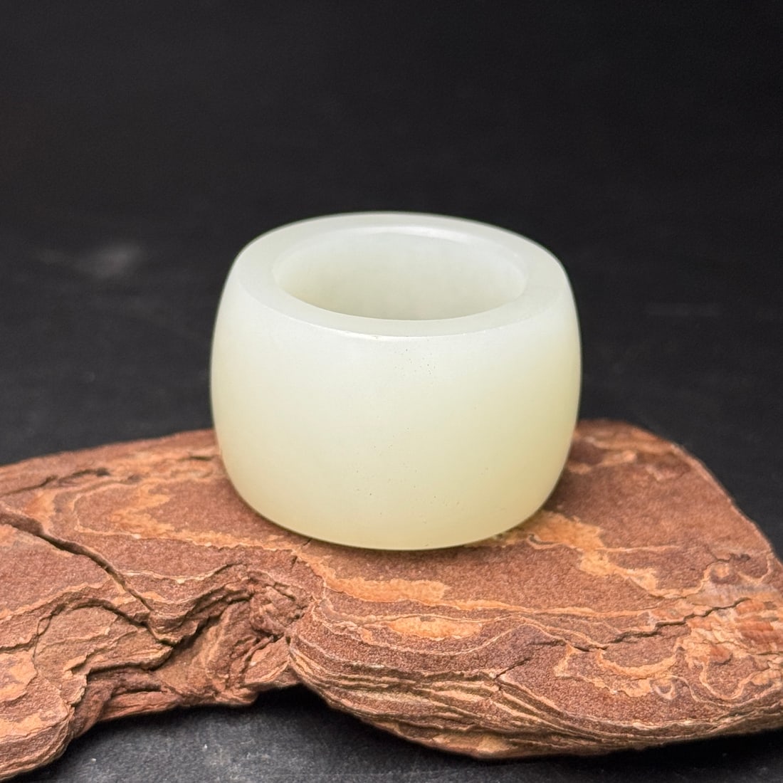 An Exquisite White Jade Ring: An Exquisite White Jade Ring,Qing Dynasty,China,Size:(inside diameter)0.9in,1.4inx0.8in,Weight:30g,白玉戒指,中国清代
