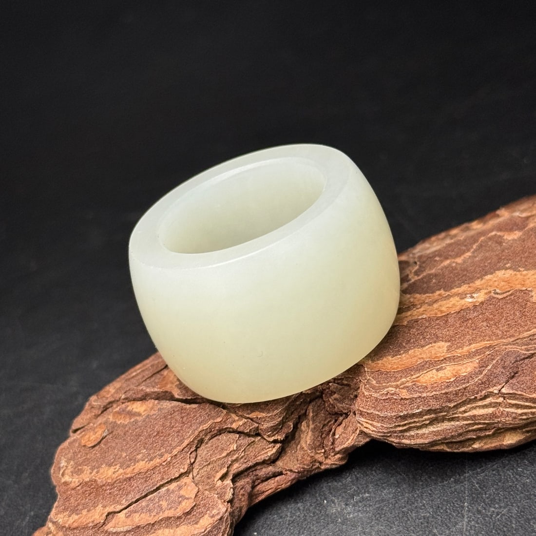 An Exquisite White Jade Ring - 2