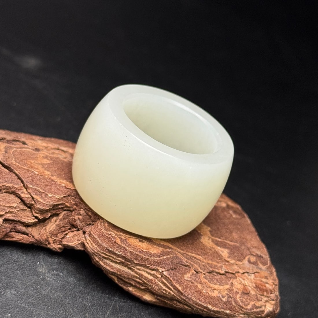An Exquisite White Jade Ring - 3