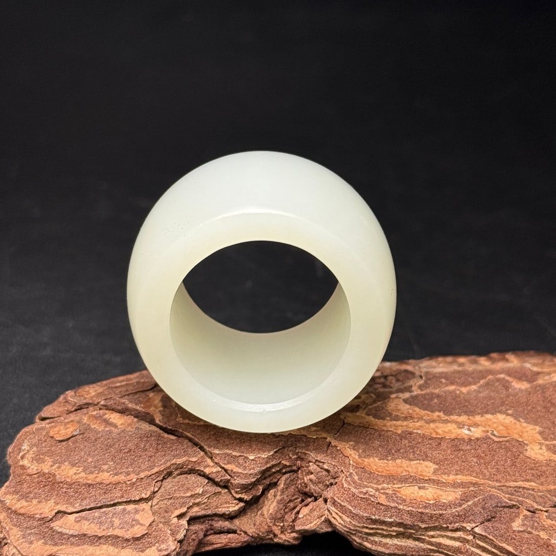 An Exquisite White Jade Ring - 4