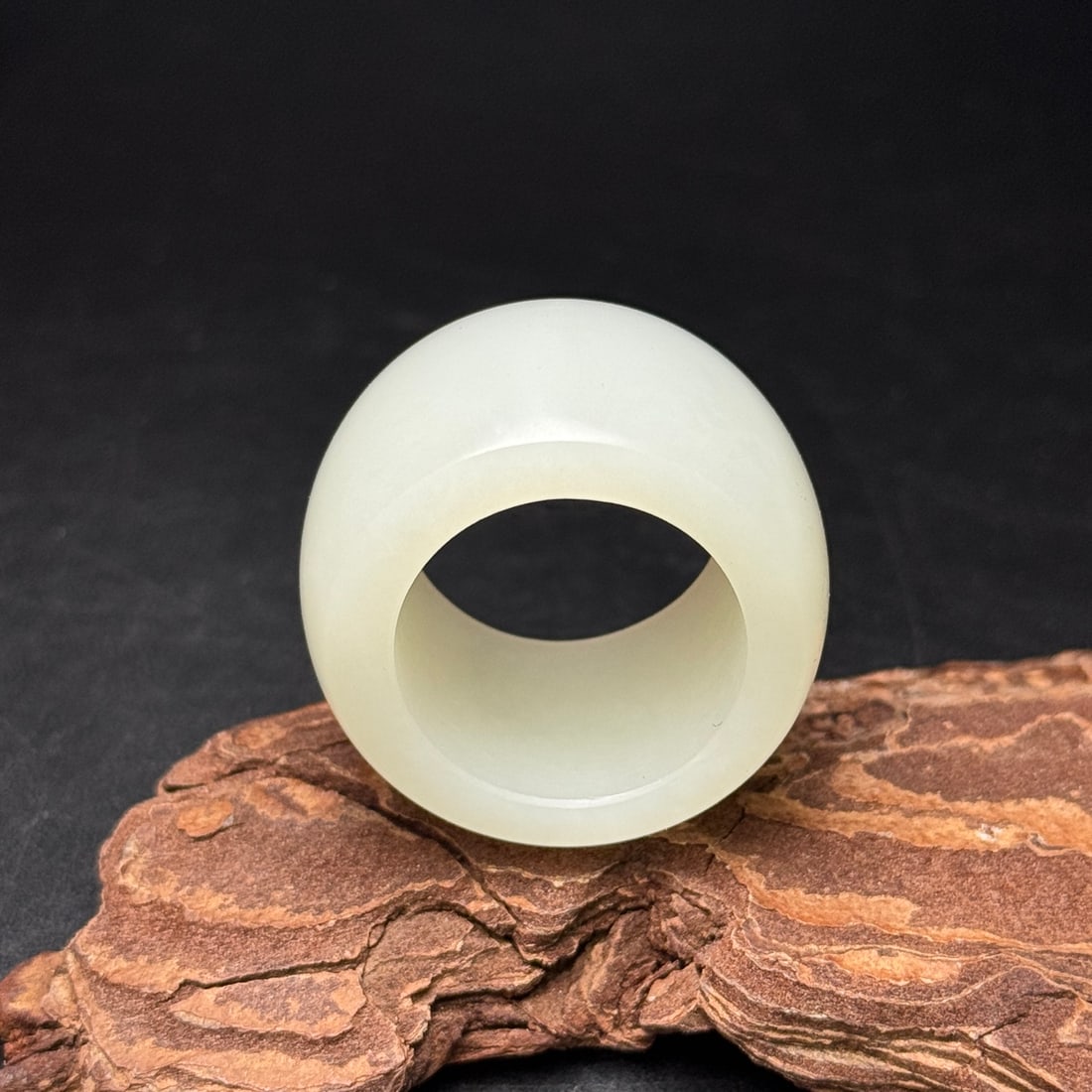 An Exquisite White Jade Ring - 6