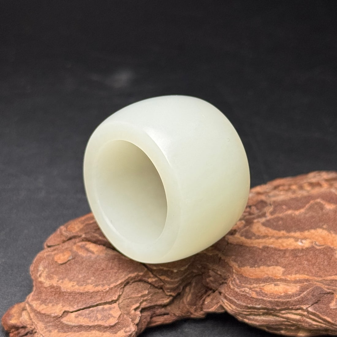 An Exquisite White Jade Ring - 7