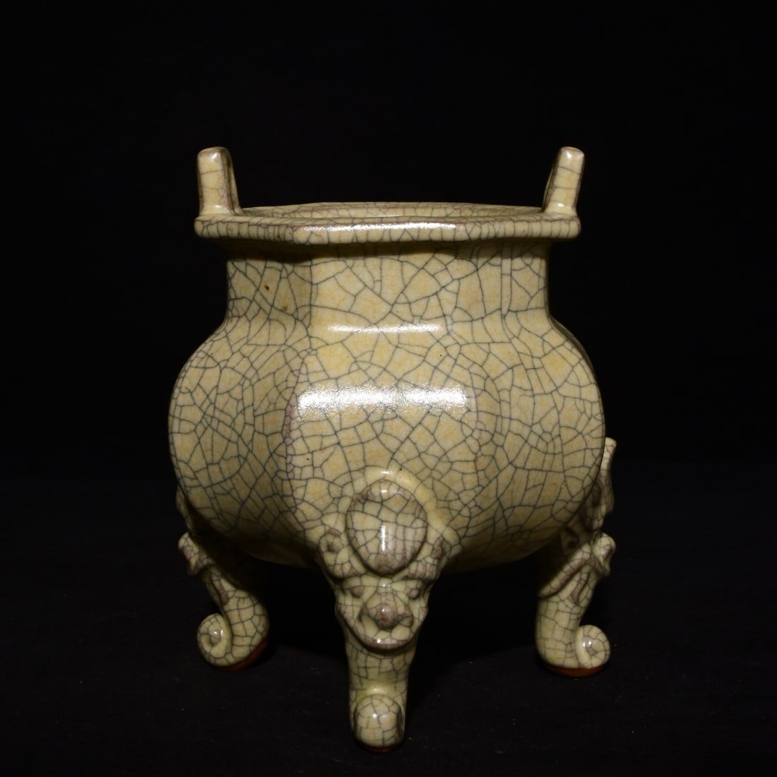 An Exquisite Ge yao Double-Ears Tripod Censer,: An Exquisite Ge yao Double-Ears Tripod Censer,Song Dynasty, China ,,Size:5.9inx5.5in哥窑双耳三足香炉
