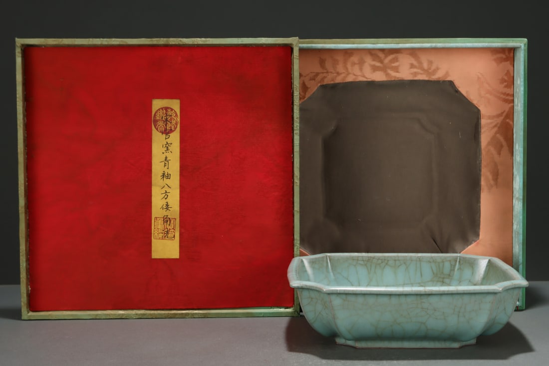 An Exquisite Guan yao Celadon Glazed Brush Washer: An Exquisite Guan yao Celadon Glazed Brush Washer,Song Dynasty, China,Size:2.7inx9.1in,官窑青釉笔笔洗,中国宋代
