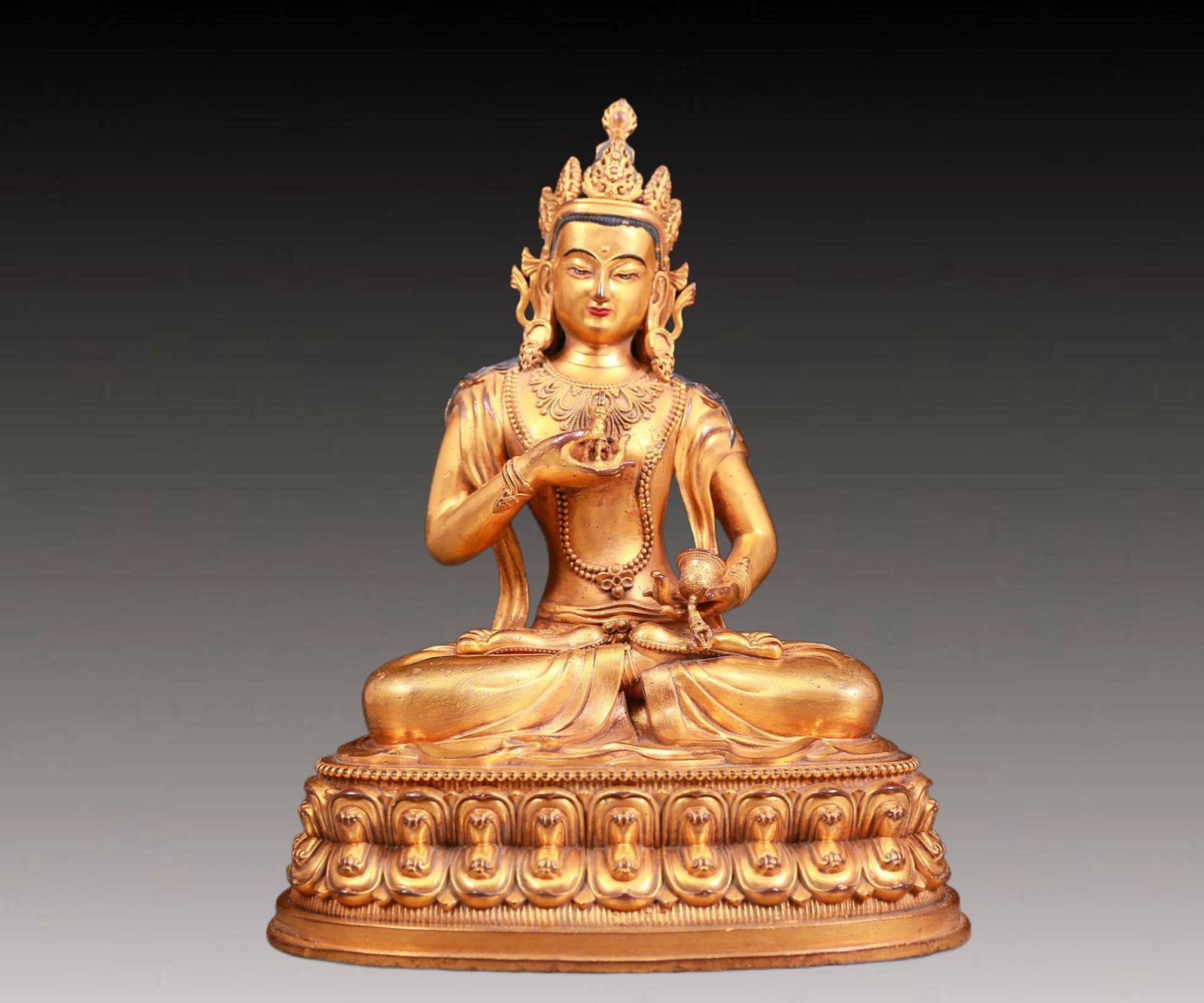 A solemn gilt bronze statue of Vajrasattva: A solemn gilt bronze Vajrasattva statue,Qianlong mark,Qing Dynasty,China. The Buddha's face hasA solemn expression and his eyes are deep,emitting the mysterious light of compassion and wisdom. The gra