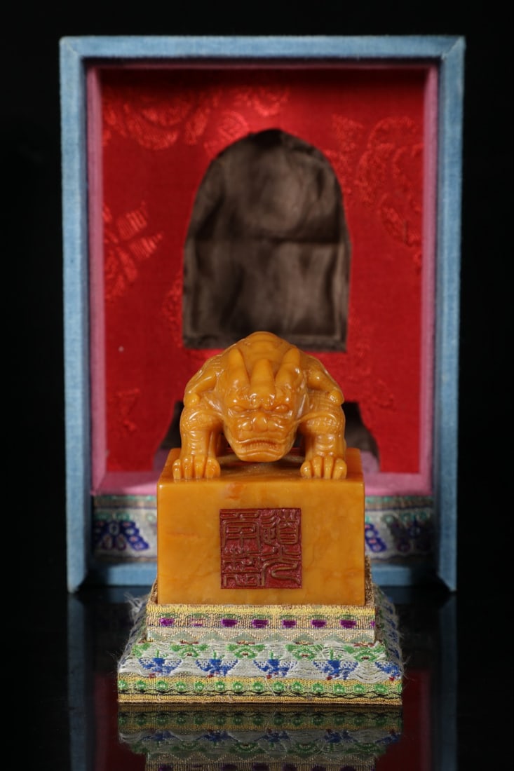 An Exquisite Tianhuang Stone Auspicious Animal Seal,with poem: An Exquisite Tianhuang Stone Auspicious Animal Seal,with poem,Qing Dynasty,China,Size:2.6inx2.2in,Weight:340g,田黄石瑞兽印章,带诗文,中