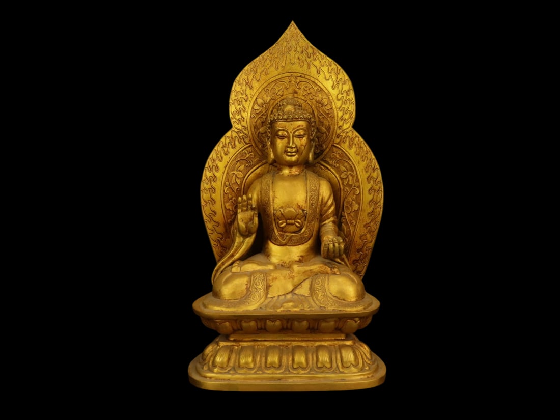 An Exquisite Gilt Bronze Buddha Statue: An Exquisite Gilt Bronze Buddha Statue,Qing Dynasty,China,Size:7.7inx5.5inx14in,Weight:2630g,铜鎏金佛像,中国清代
