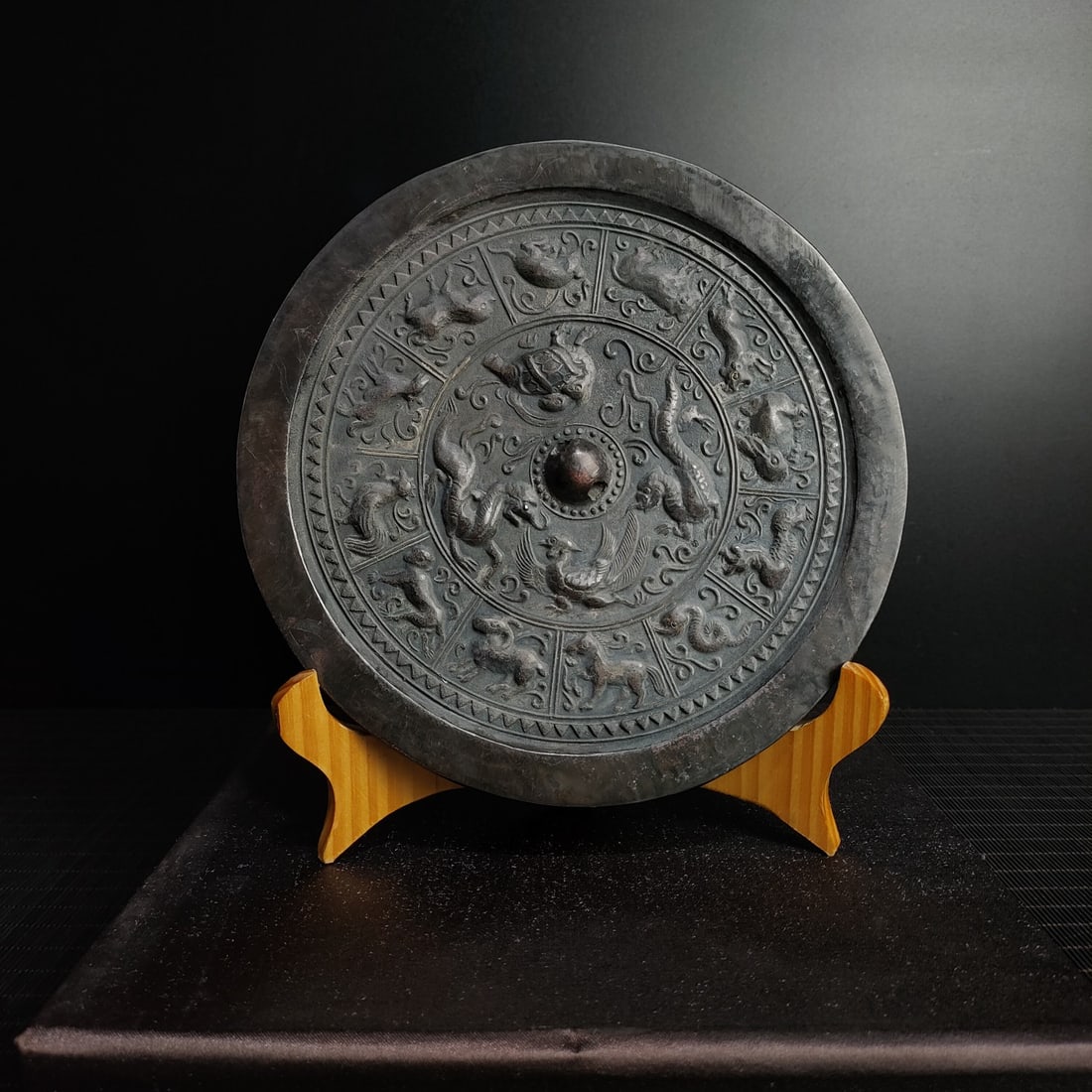 An Exquisite Bronze Auspicious Animal Pattern Ornament