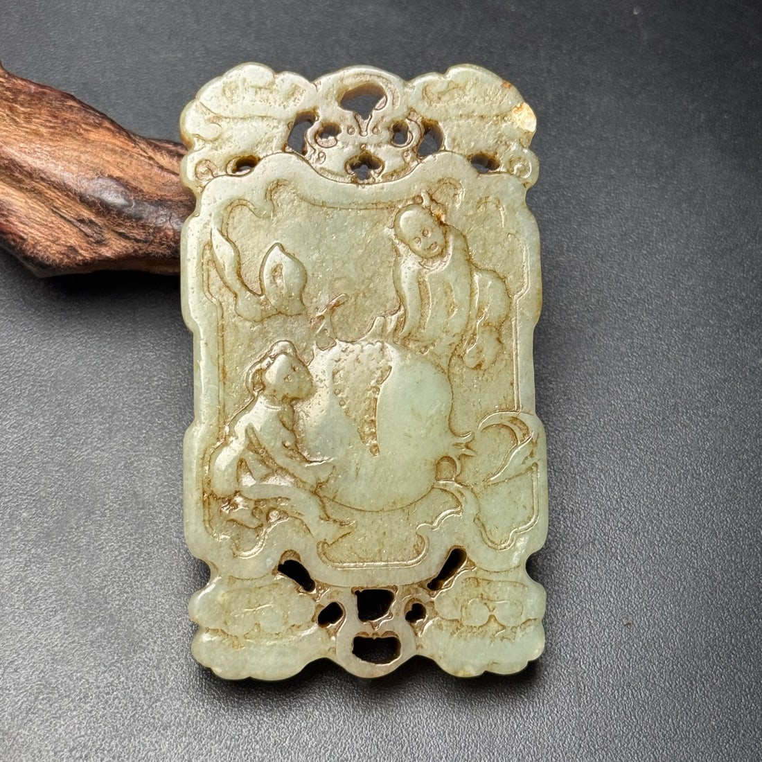 An Exquisite White Jade Character and Story Pattern Pendant: An Exquisite White Jade Character and Story Pattern Pendant,Qing Dynasty,China,Size:2.9inx1.7inx0.4in,Weight:64g,白玉人物故事纹挂件,中ࢲ