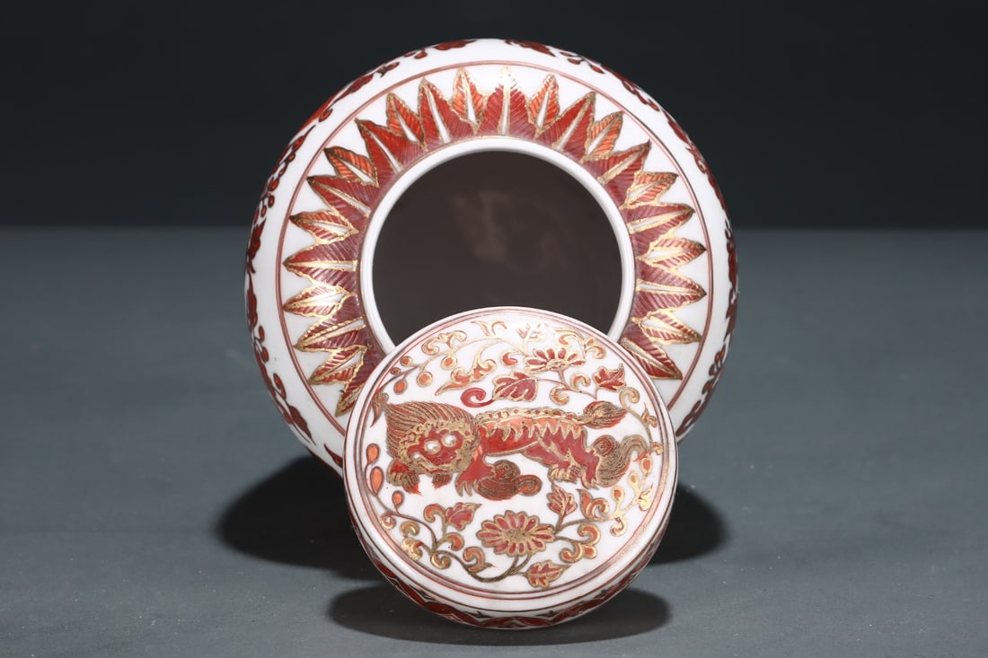 An Exquisite Red Glazed Lion Pattern Flower Pattern Jar - 7