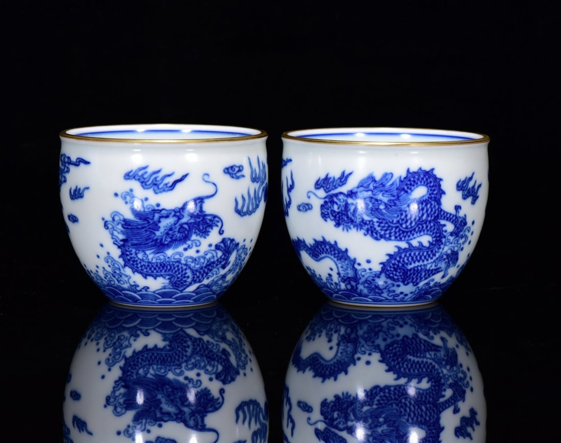 A Pair of Exquisite Blue and White Dragon Pattern Painted Gold Bowls: A Pair of Exquisite Blue and White Dragon Pattern Painted Gold Bowls,Qing Dynasty,China,with Yongzheng Six-character Mark,Size:2.4inx2.8in,一对青花龙纹描ŵ