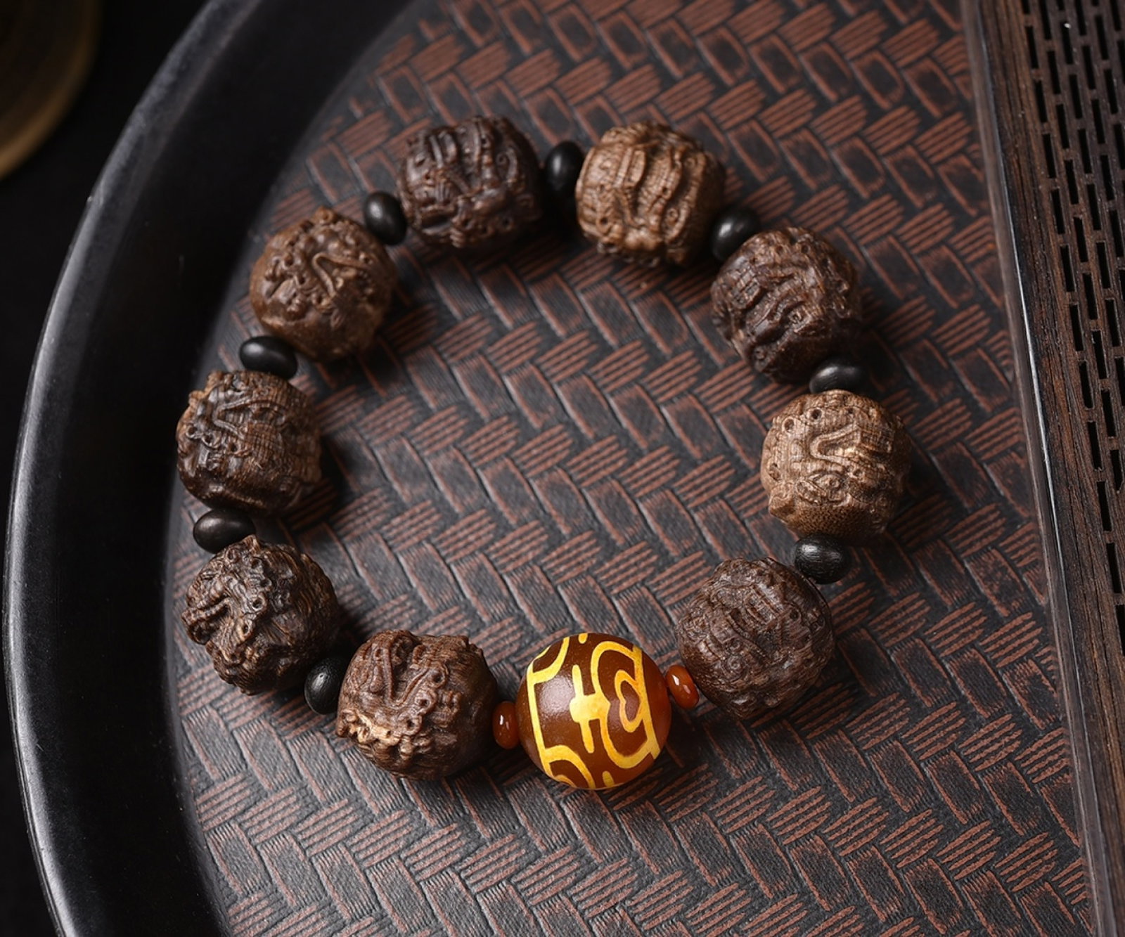 An Exquisite Eaglewood Bracelets: An Exquisite Eaglewood Bracelets,Size:20mm,Weight:52.62g 沉香木手串