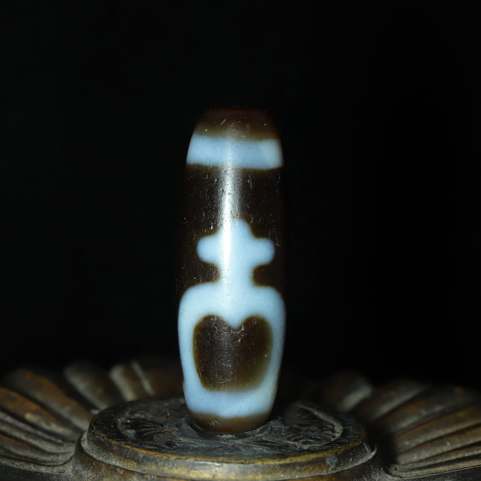 An Exquisite Dzi Bead Pendant: An Exquisite Dzi Bead Pendant,Size:37mmx13mm,Weight:10g 天珠挂件