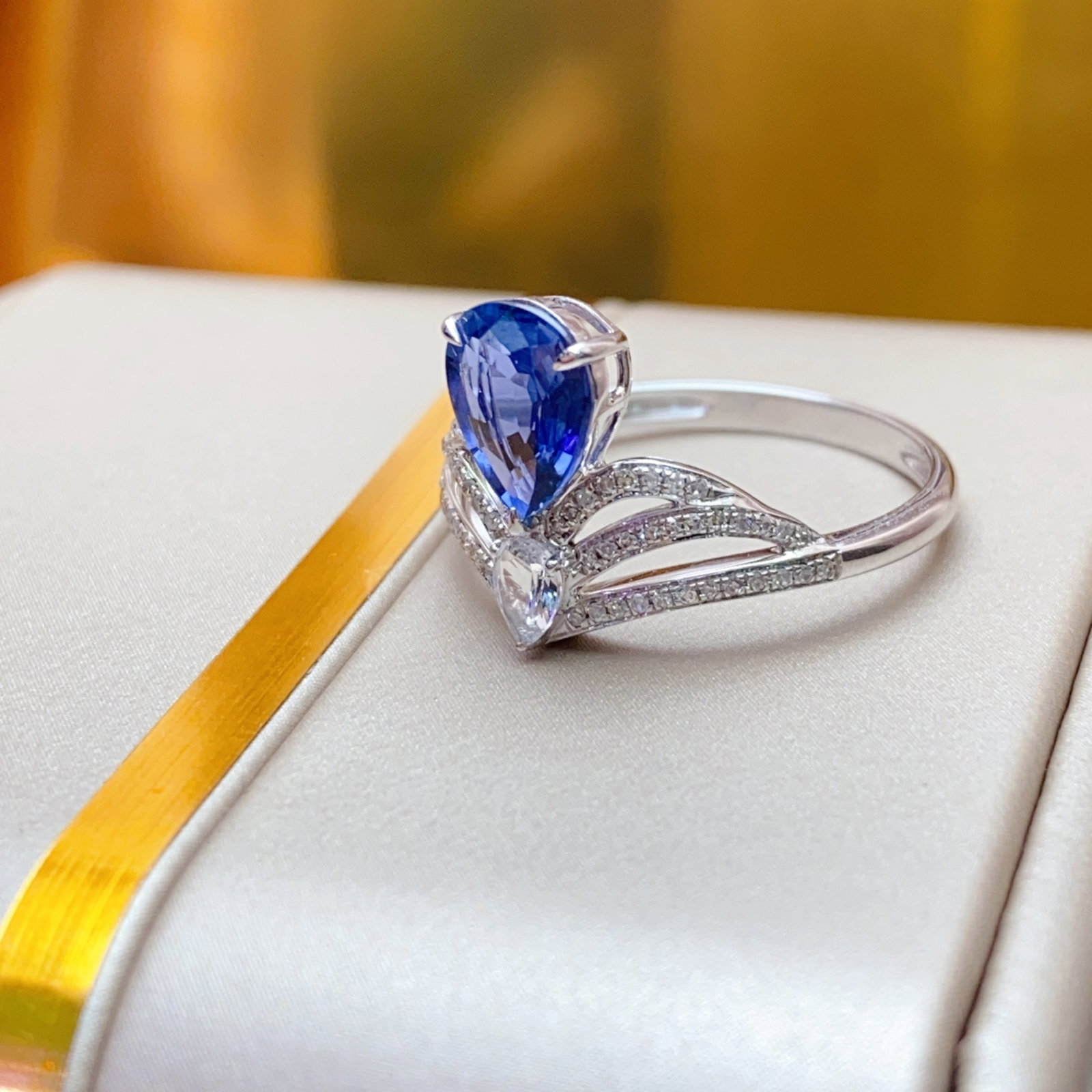 A Exquisite 18k Gold Inlaid 1.30ct Natural Sapphire Ring,Inlaid Diamond: A Exquisite 18k Gold Inlaid 1.30ct Natural Sapphire Ring,Inlaid Diamond,Total Weight:2.15g 18k金镶 1.30ct 天然蓝宝石戒指,嵌钻石