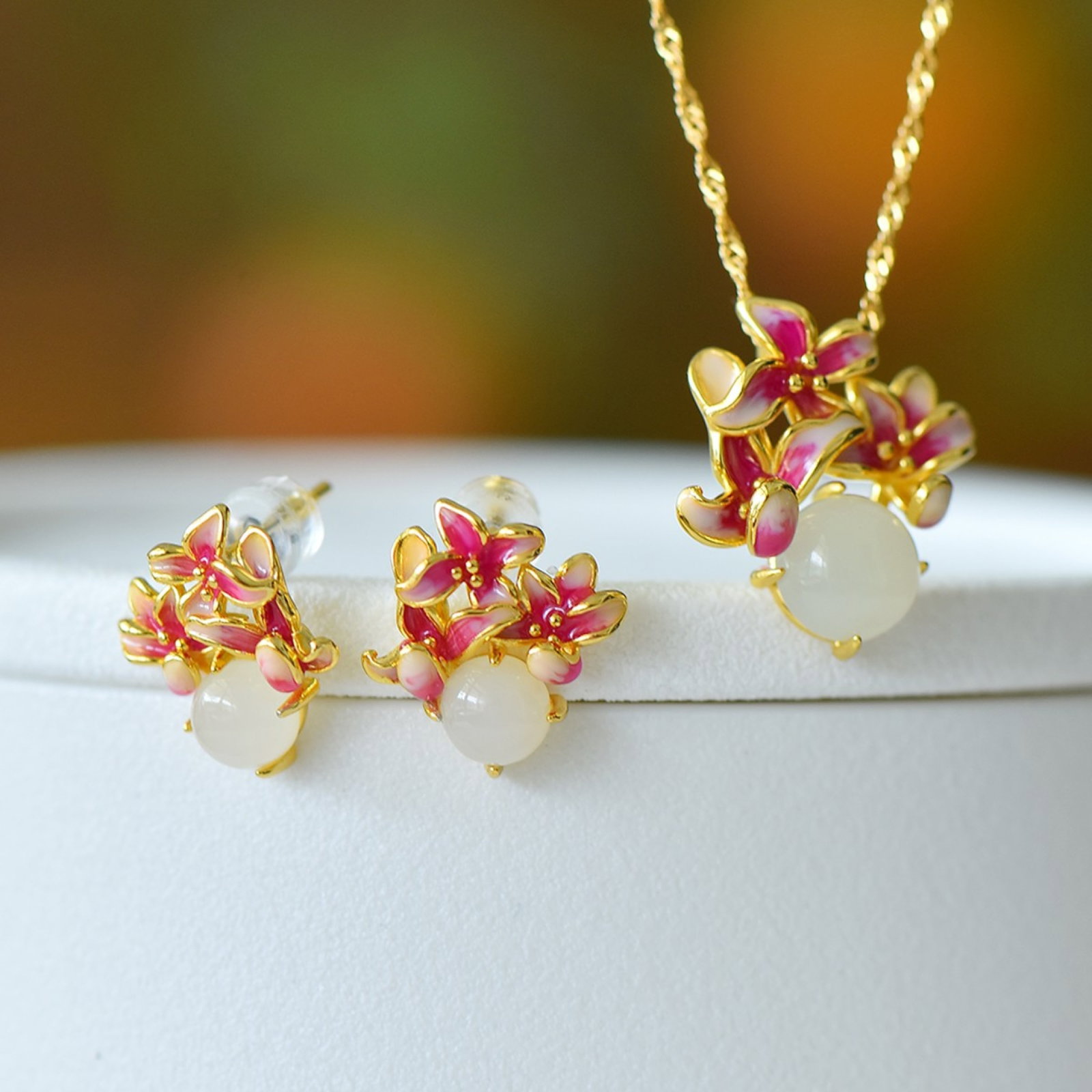 A Set of Fine Sterling Silver-Gold Plated Inlaid White Jade Jewelrys: A Set of Fine Sterling Silver-Gold Plated Inlaid White Jade Jewelrys 一套纯银镀金镶白玉首饰