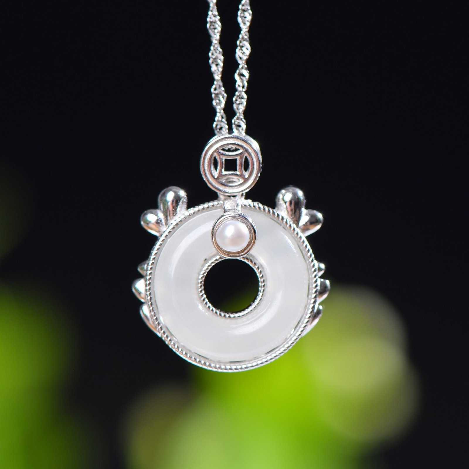 An Exquisite Sterling Silver Inlaid White Jade Pendant,Inlaid Pearls: An Exquisite Sterling Silver Inlaid White Jade Pendant,Inlaid Pearls,Size:15mmx15mm 纯银镶白玉吊坠,嵌珍珠