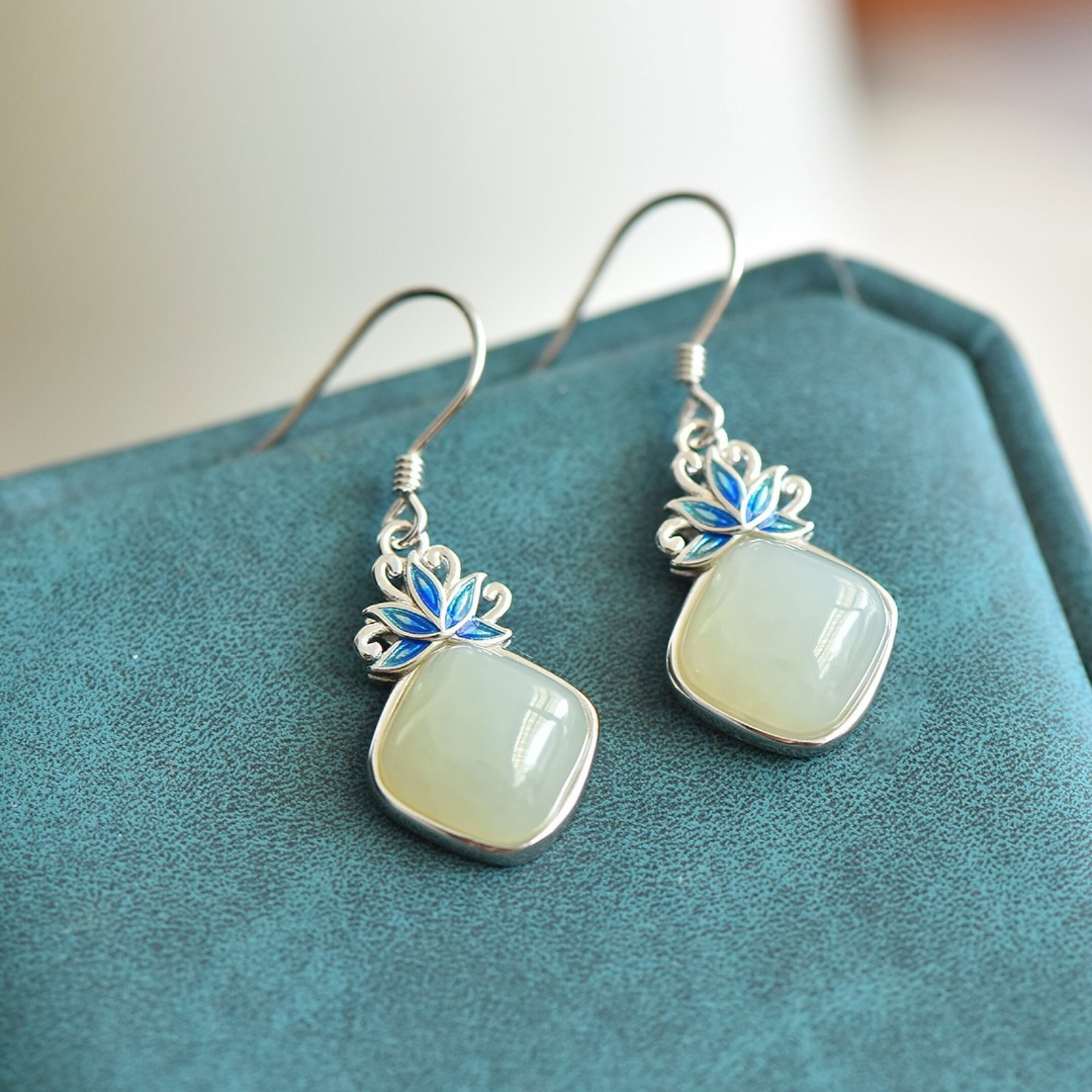 A Pair of Exquisite Sterling Silver Inlaid White Jade Enamel Earrings: A Pair of Exquisite Sterling Silver Inlaid White Jade Enamel Earrings,Size:10mmx10mm 一对纯银镶白玉珐琅耳环
