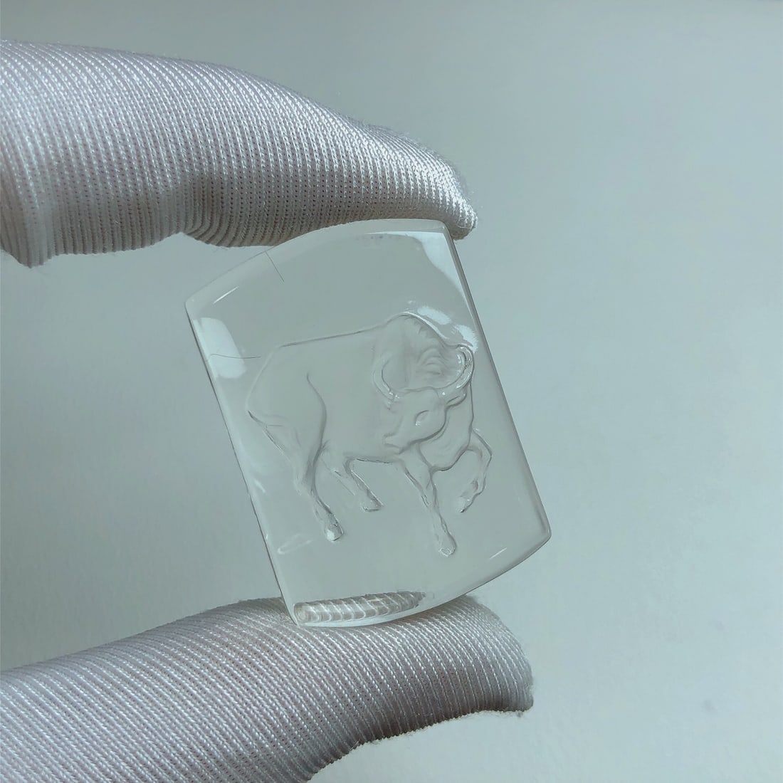 An Exquisite Crystal Buffalo Pattern Pendant: An Exquisite Crystal Buffalo Pattern Pendant,Size:34.3mmx23.8mmx10.2mm,Weight:16g 水晶牛纹吊坠