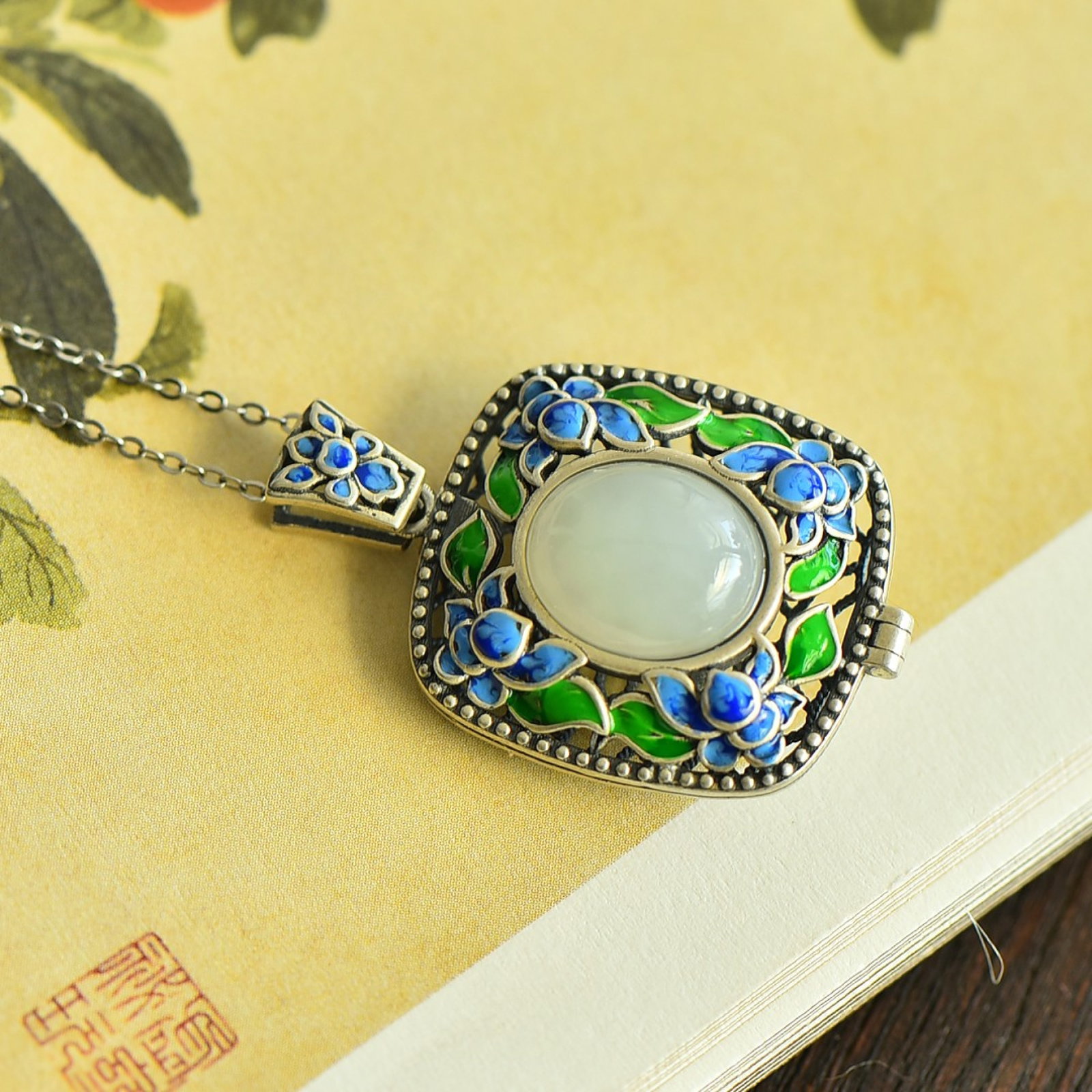 An Exquisite Sterling Silver Inlaid White Jade Pendant: An Exquisite Sterling Silver Inlaid White Jade Pendant,Size:10mmx12mm 纯银镶白玉吊坠