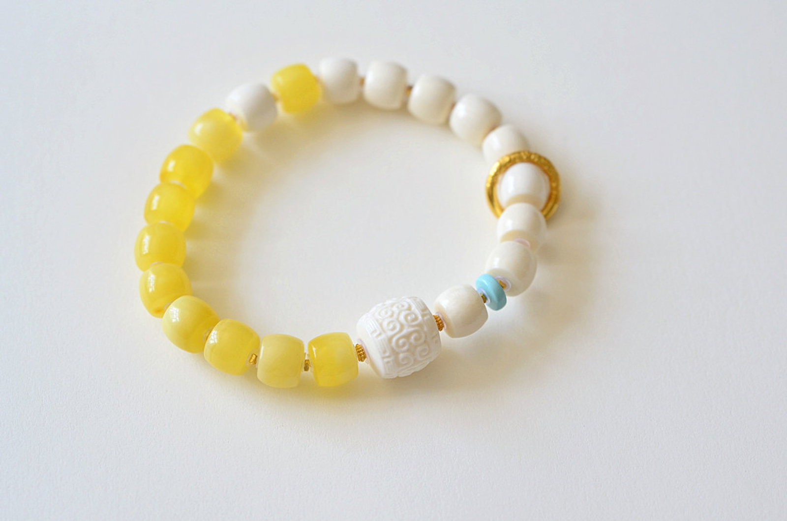 An Exquisite Amber Bracelets - 2