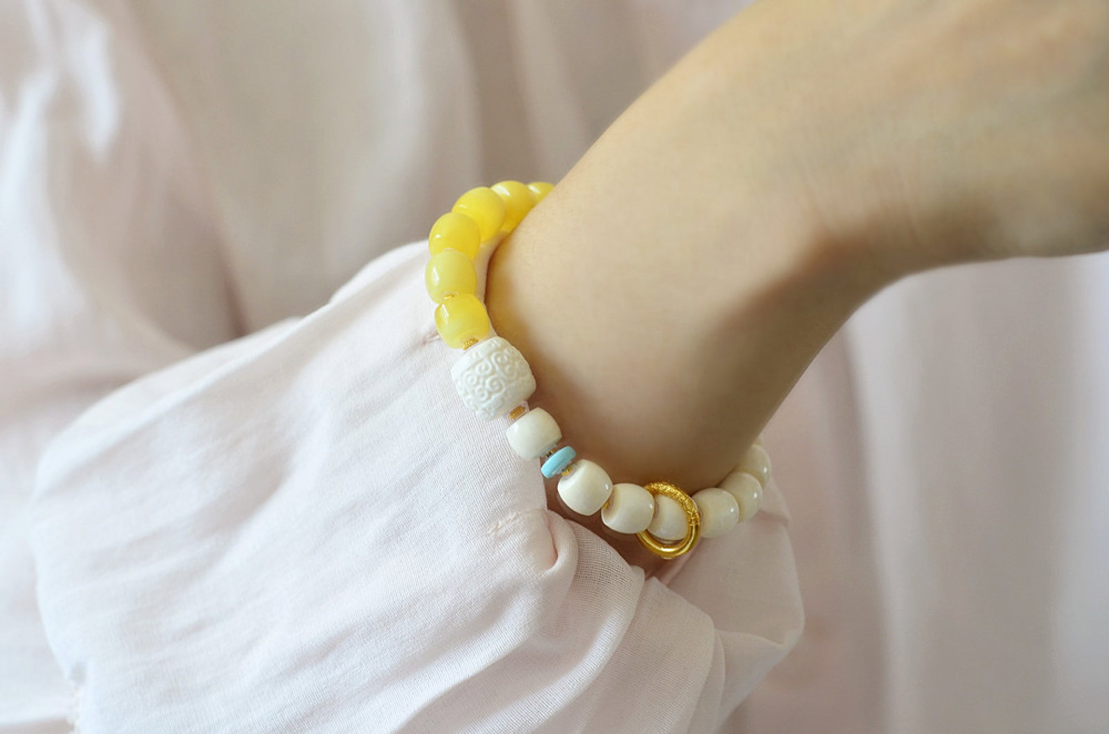 An Exquisite Amber Bracelets - 8