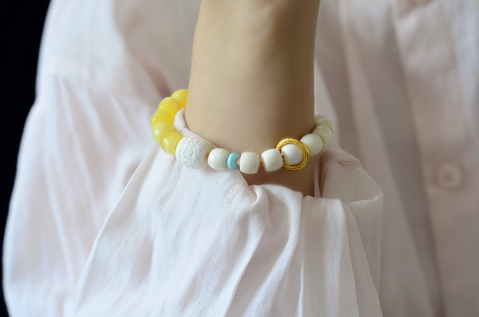 An Exquisite Amber Bracelets - 9