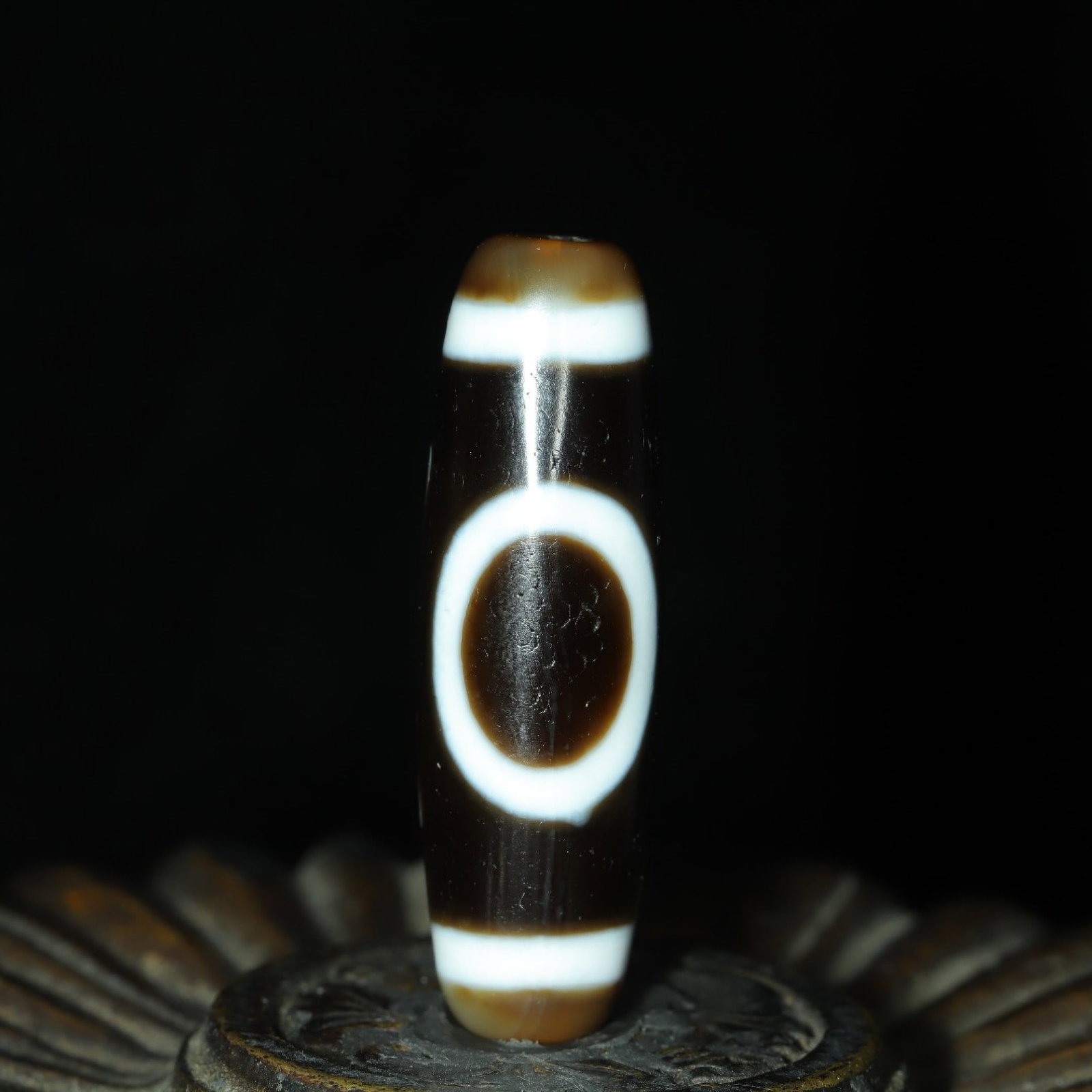 An Exquisite Dzi Bead Pendant: An Exquisite Dzi Bead Pendant,Size:37mmx11mm,Weight:7g 天珠挂件