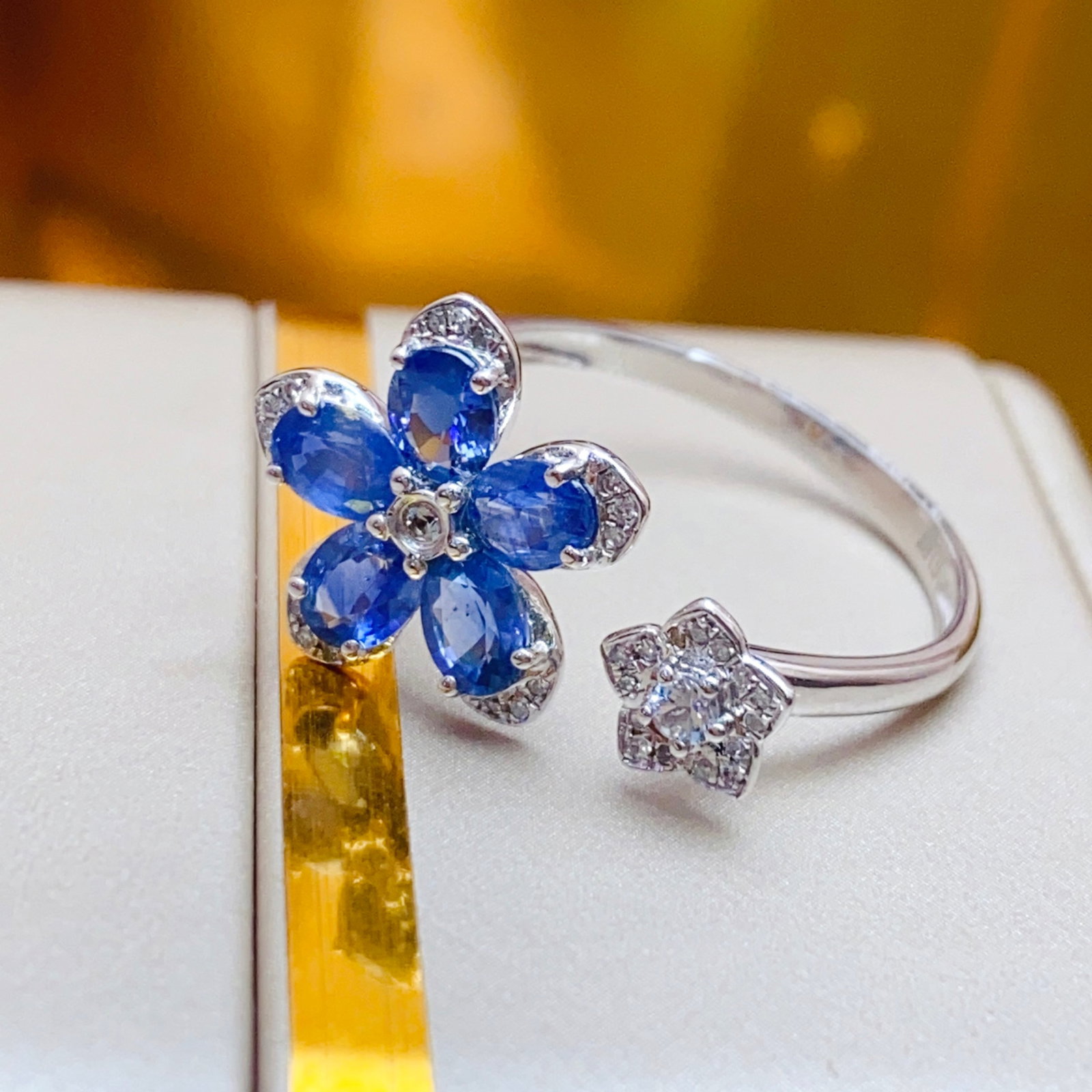 A Exquisite 18k Gold Inlaid 2.00ct Natural Sapphire Ring,Inlaid Diamond: A Exquisite 18k Gold Inlaid 2.00ct Natural Sapphire Ring,Inlaid Diamond,Total Weight:2.49g 18k金镶 2.00ct 天然蓝宝石戒指,嵌钻石