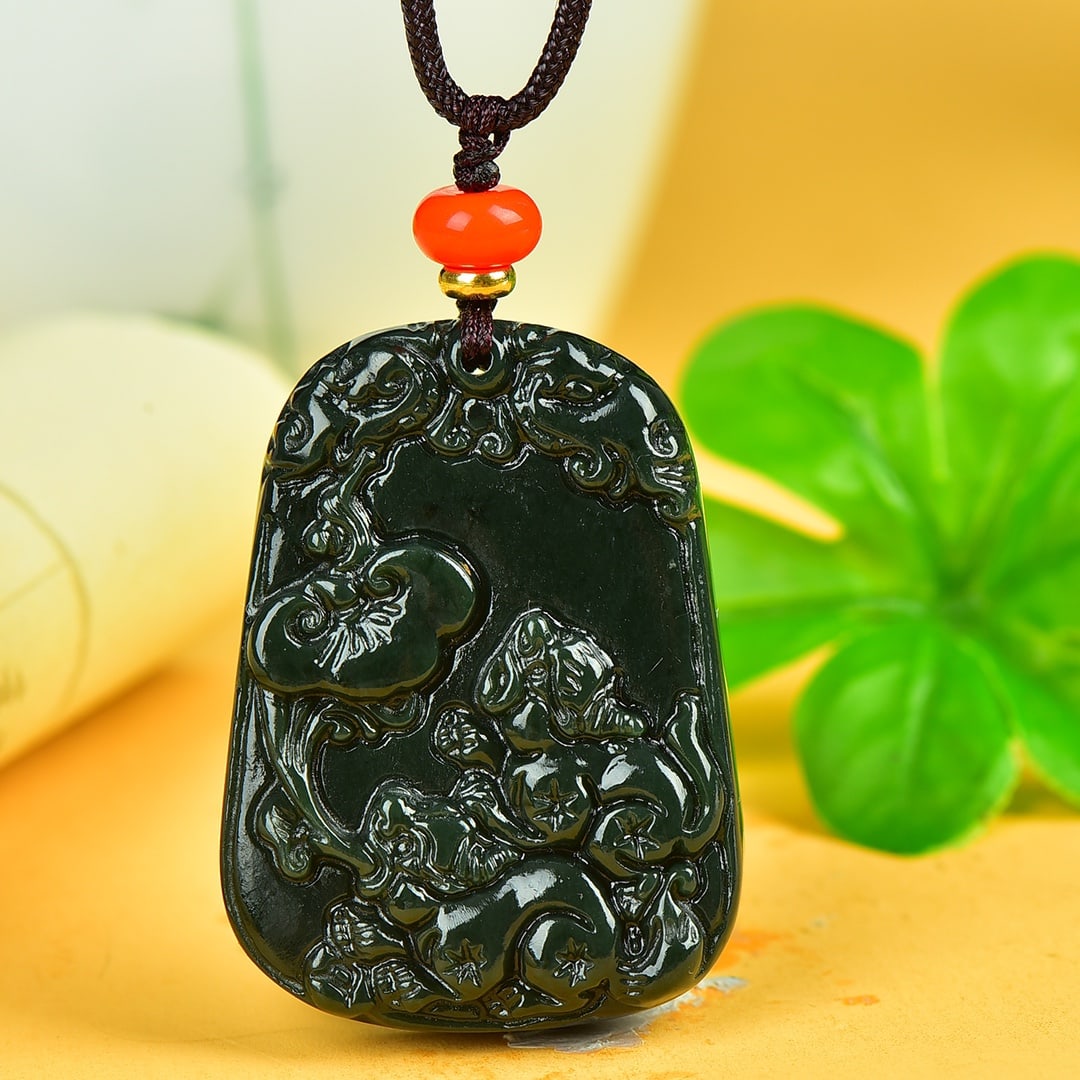 An Exquisite Sapphire Auspicious Beast Pattern Pendant: An Exquisite Sapphire Auspicious Beast Pattern Pendant,Size:33mmx45mm 寓意:吉祥如意,富贵缠身
