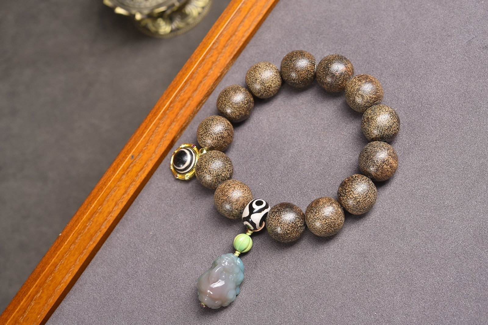 An Exquisite Eaglewood Bracelets: An Exquisite Eaglewood Bracelets,Size:16mm,Weight:53.8g 沉香木手串 寓意:招财好运