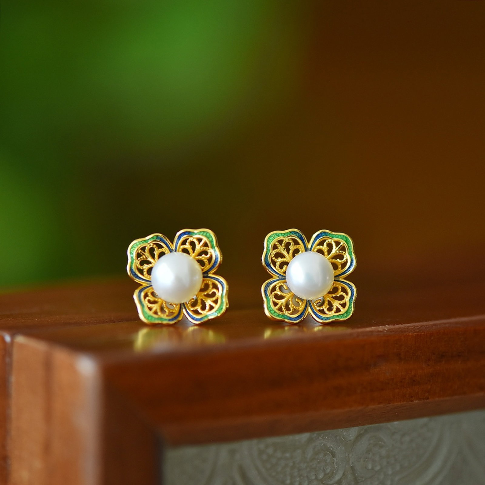 A Pair of Exquisite Sterling Silver-Gold Plated Inlaid Pearls Enamel Earrings: A Pair of Exquisite Sterling Silver-Gold Plated Inlaid Pearls Enamel Earrings Size:6mmx6mm 一对纯银镀金镶珍珠珐琅耳钉
