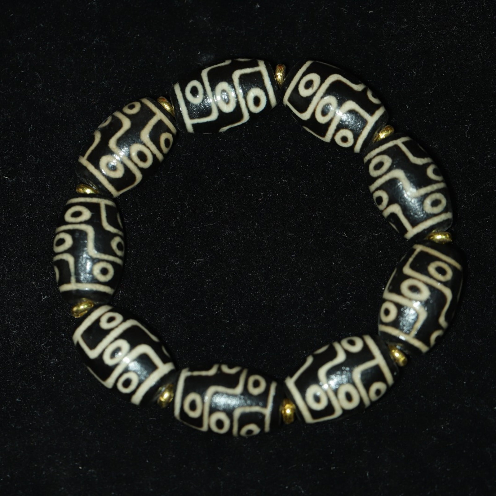 An Exquisite Nine Eyes Dzi Bead Bracelets: An Exquisite Nine Eyes Dzi Bead Bracelets,Size:22mmx14mm,Weight:62g 九眼天珠手链