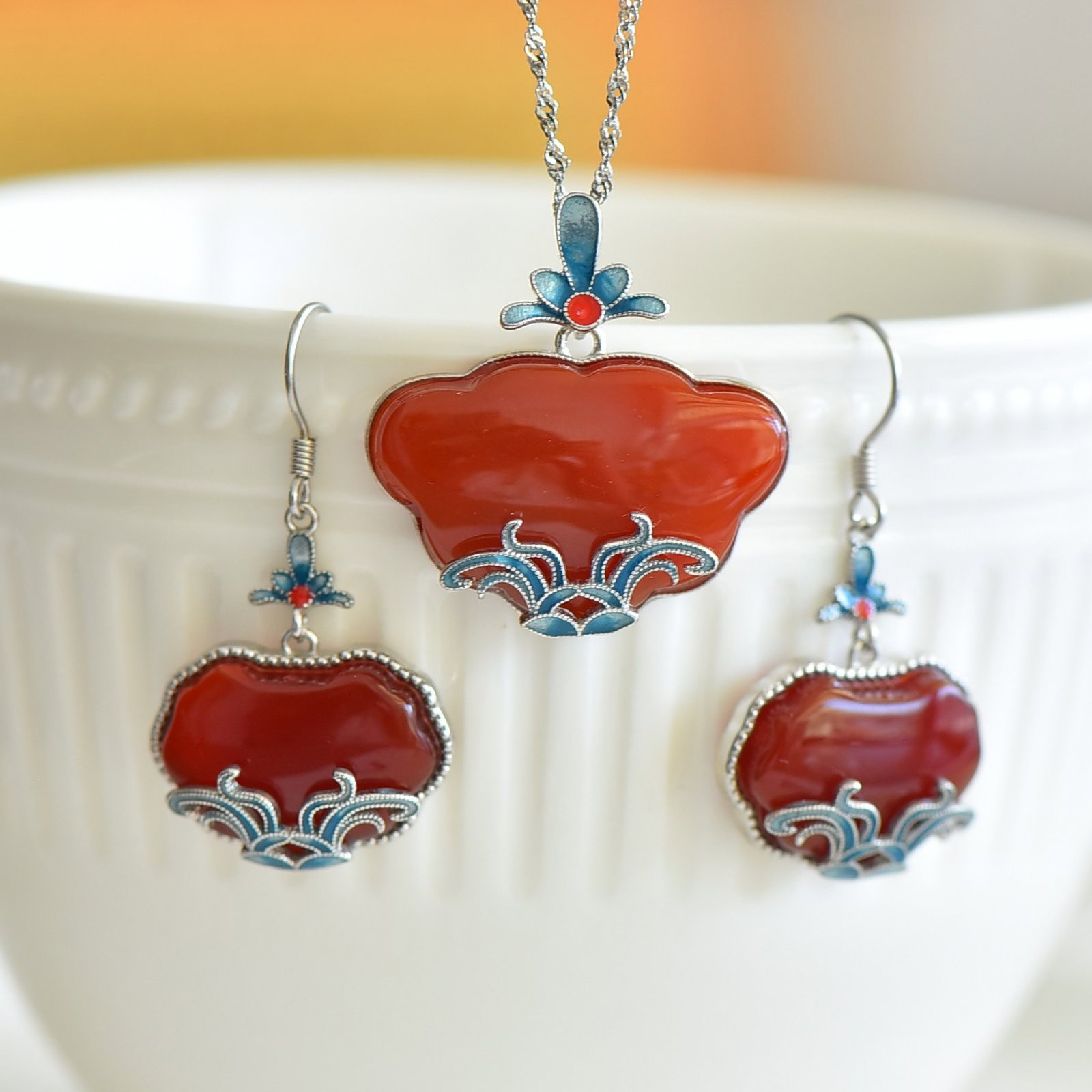 A Set of Fine Sterling Silver Inlaid Agate Jewelrys: A Set of Fine Sterling Silver Inlaid Agate Jewelrys 一套纯银镶玛瑙首饰
