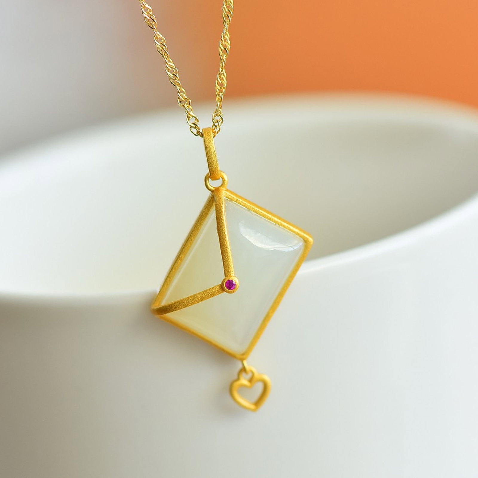 An Exquisite Sterling Silver-Gold Plated Inlaid White Jade Pendant: An Exquisite Sterling Silver-Gold Plated Inlaid White Jade Pendant,Size:12mmx16mm 一个精美的纯银镀金镶白玉吊坠