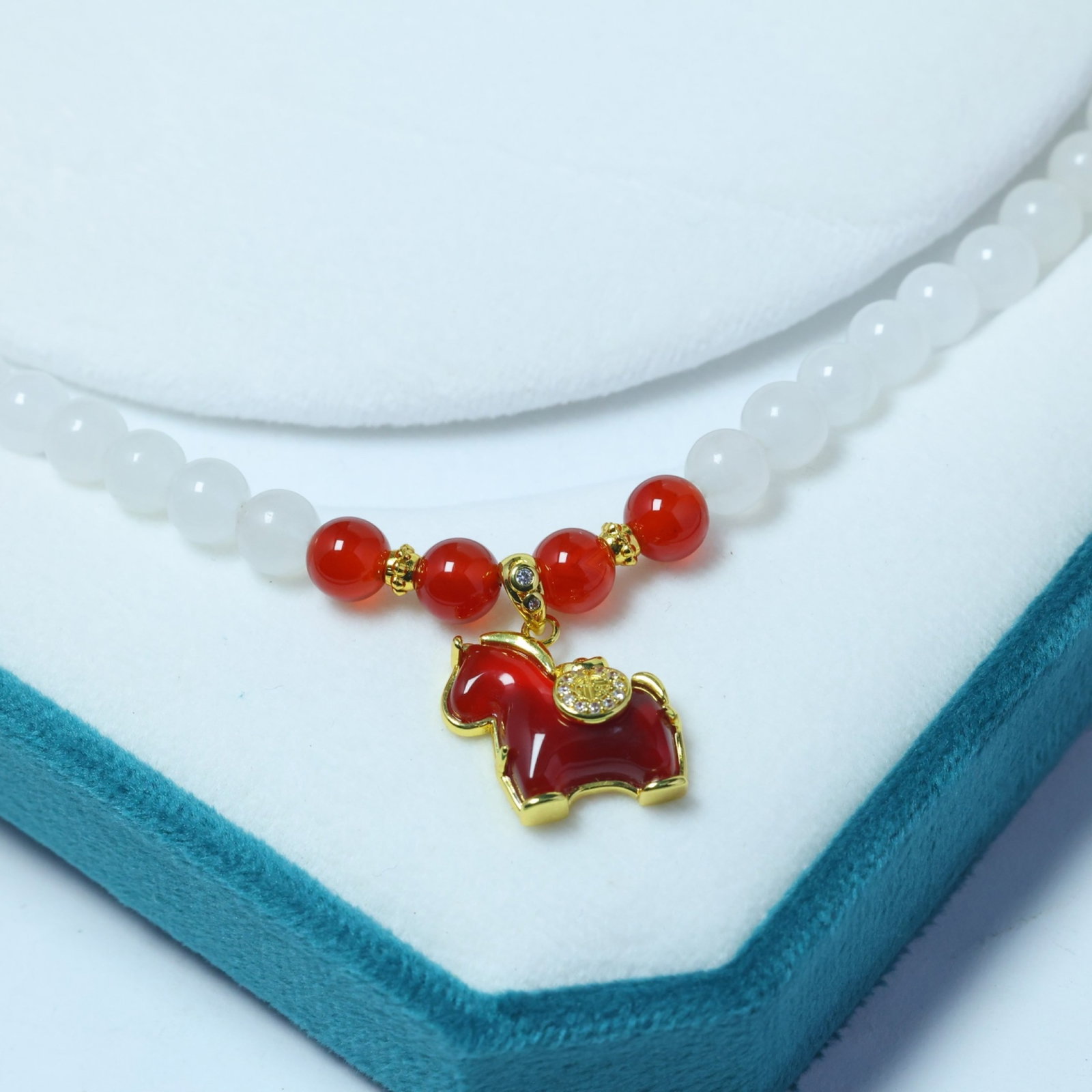 An Exquisite Bronze-Gold Plated Inlaid Agate Horse Necklace,Inlaid Diamond: An Exquisite Bronze-Gold Plated Inlaid Agate Horse Necklace,Inlaid Diamond,Size:(Horse)14mmx15mm,(Bead)6mmx6mm
