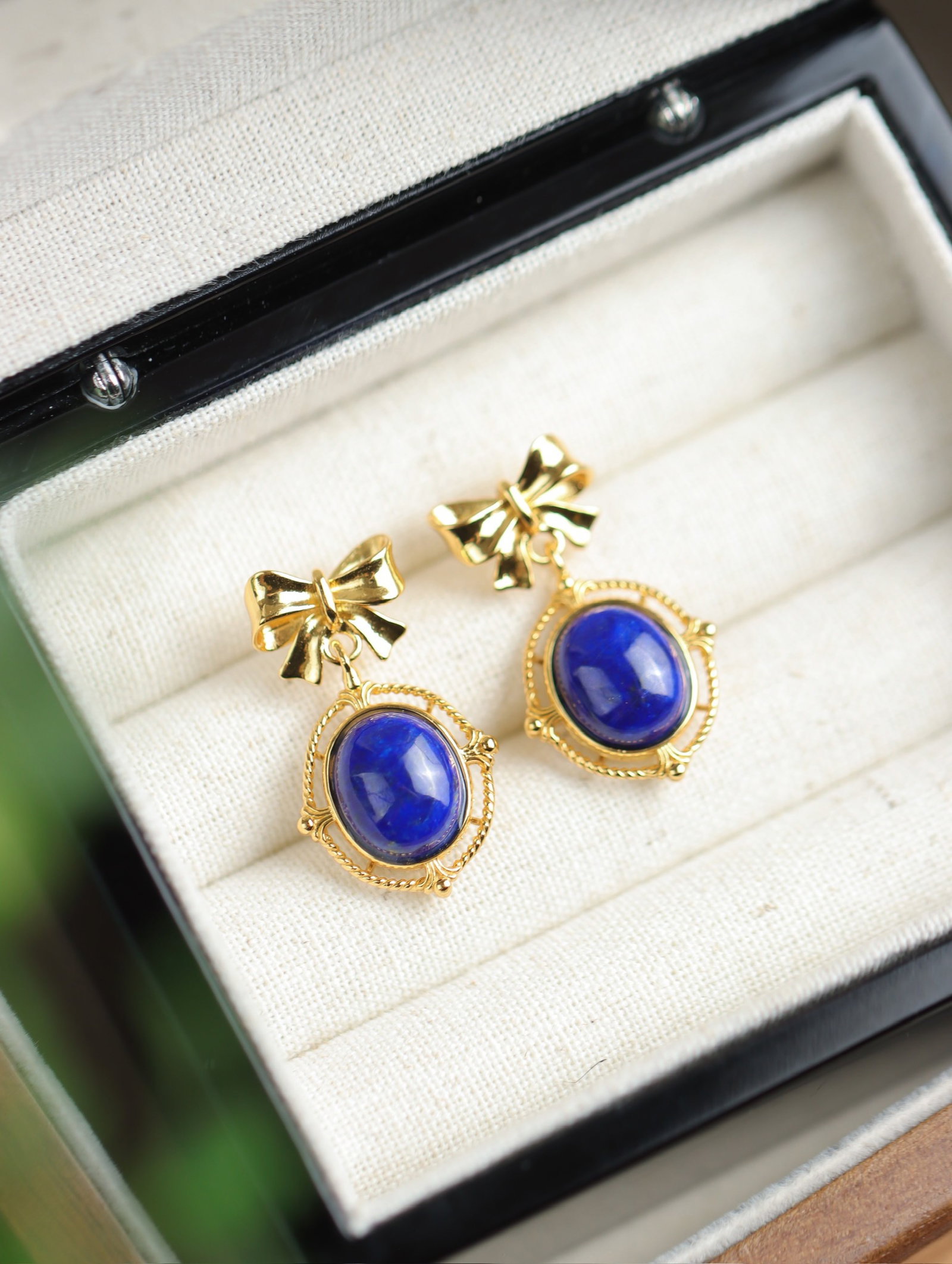 A Pair of Exquisite Sterling Silver-Gold Plated Inlaid Lapis Lazuli Earrings: A Pair of Exquisite Sterling Silver-Gold Plated Inlaid Lapis Lazuli Earrings 一对纯银镀金镶青金石耳环